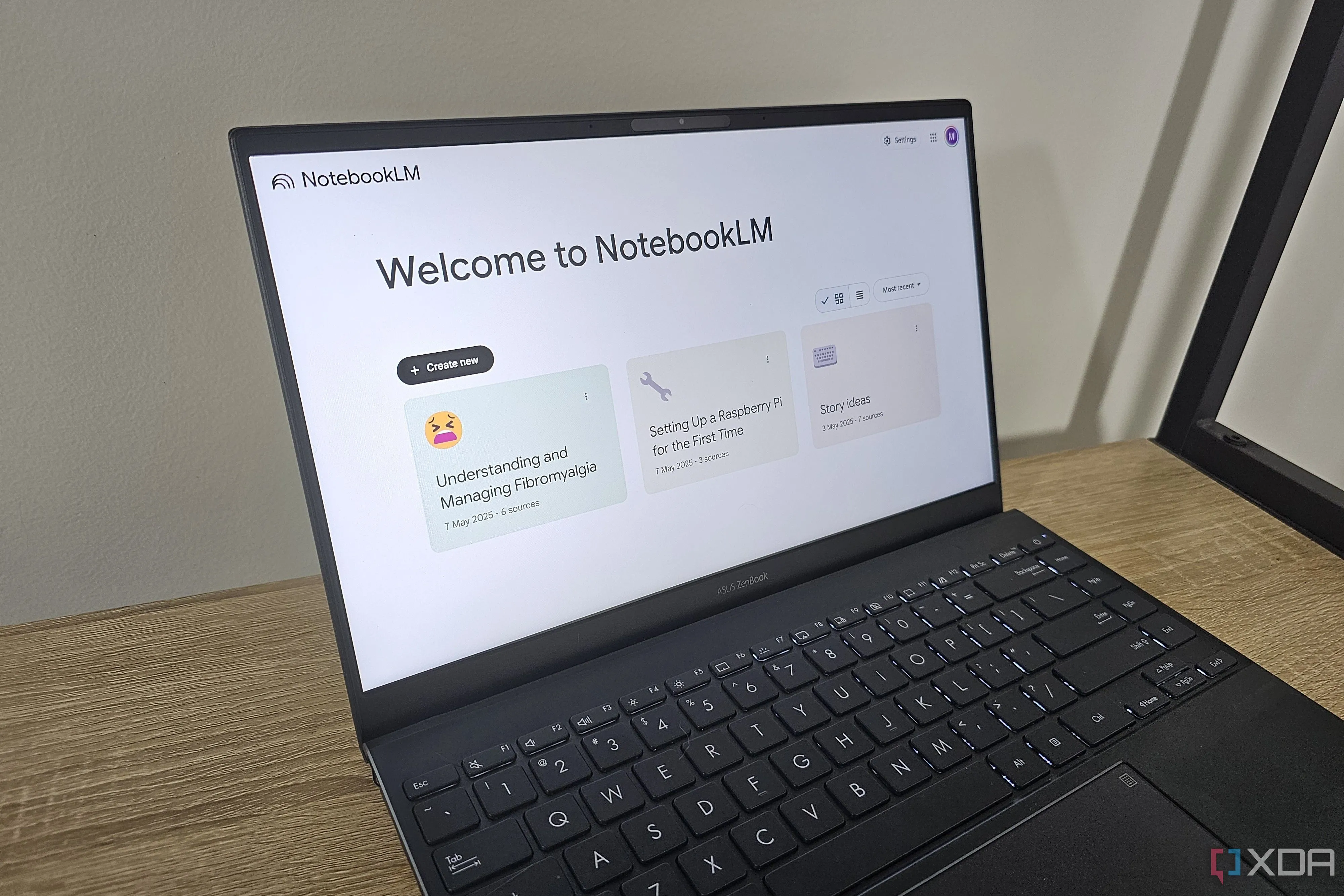 Giao diện Google NotebookLM trên màn hình máy tính xách tay với các nguồn tài liệu