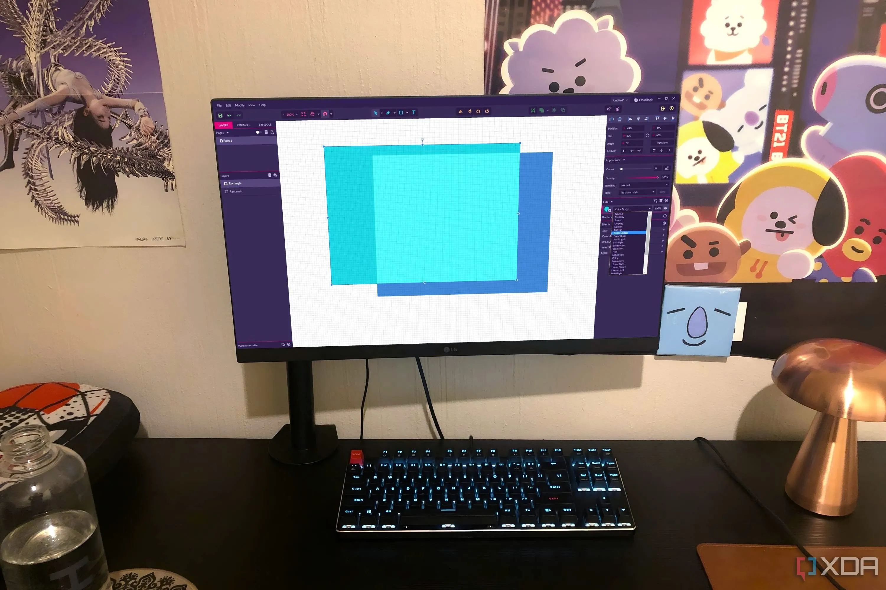Giao diện Gravit Designer hiển thị trên PC để bàn, cùng với đèn, chai nước, gối và poster