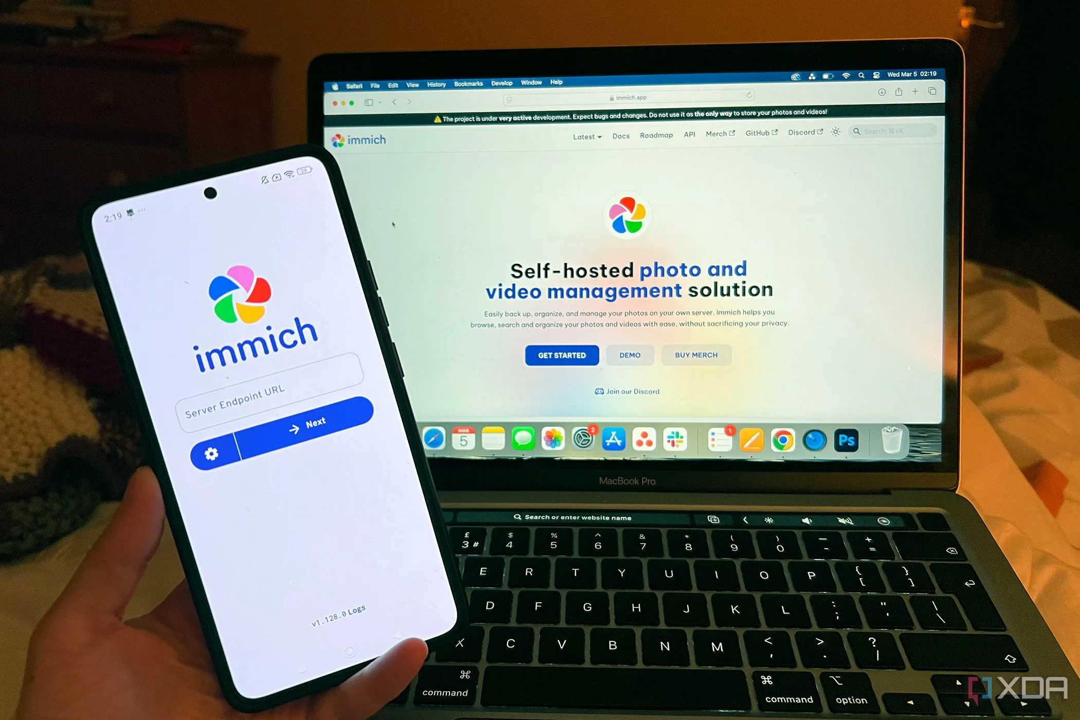 Giao diện Immich trên điện thoại Android và máy tính MacBook, minh họa khả năng truy cập đa nền tảng