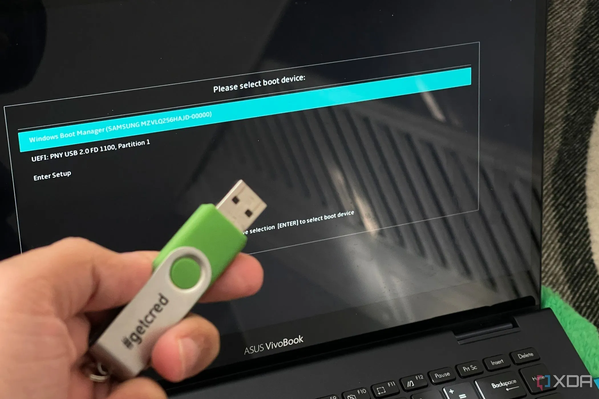 Giao diện khởi động Linux từ USB trên máy tính, minh họa việc cài đặt hệ điều hành di động