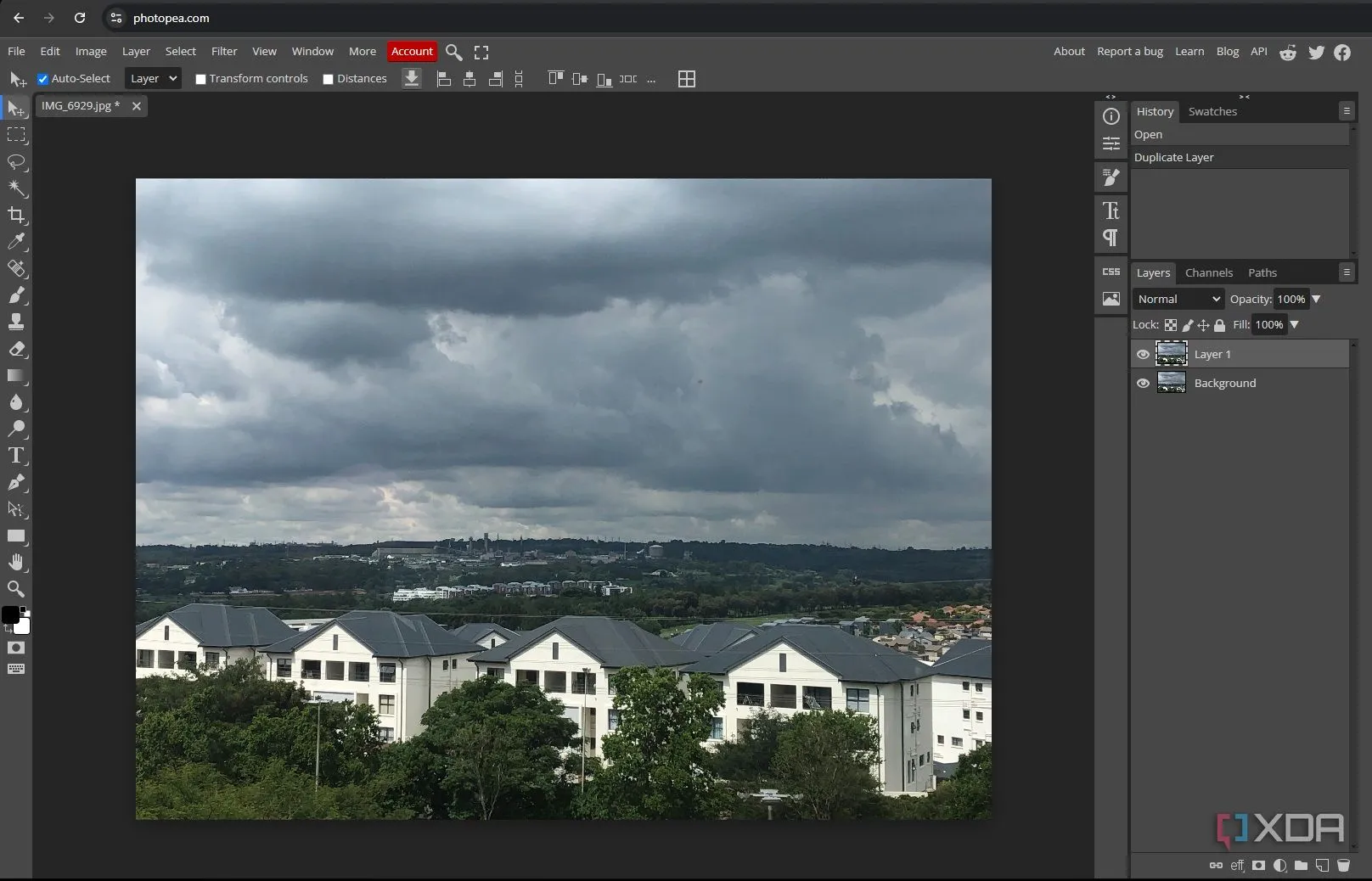 Giao diện làm việc của Photopea trên trình duyệt với hình ảnh thành phố được tải lên để chỉnh sửa