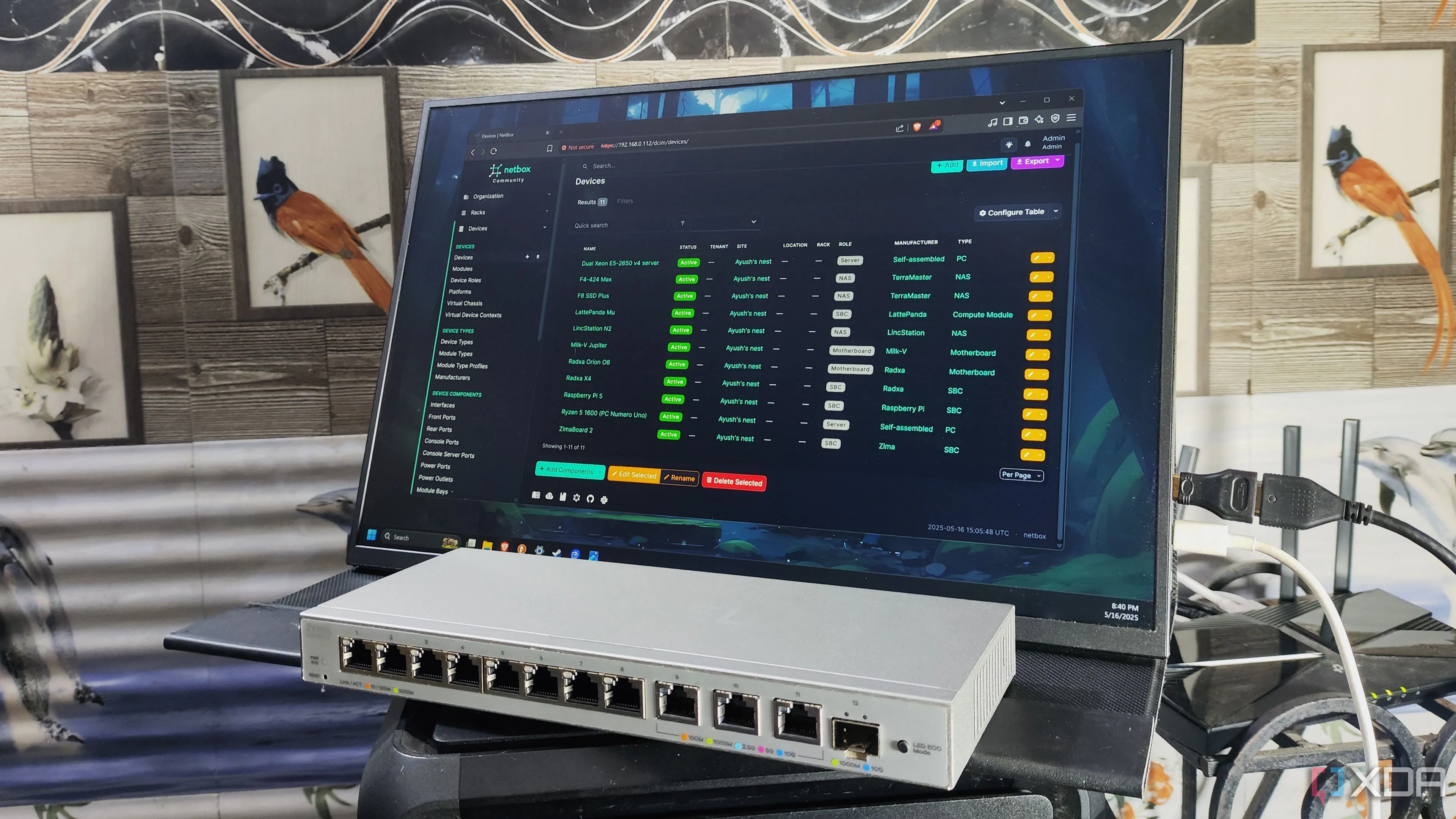 Giao diện NetBox đang hiển thị trên màn hình, minh họa khả năng tài liệu hóa và quản lý thiết bị mạng