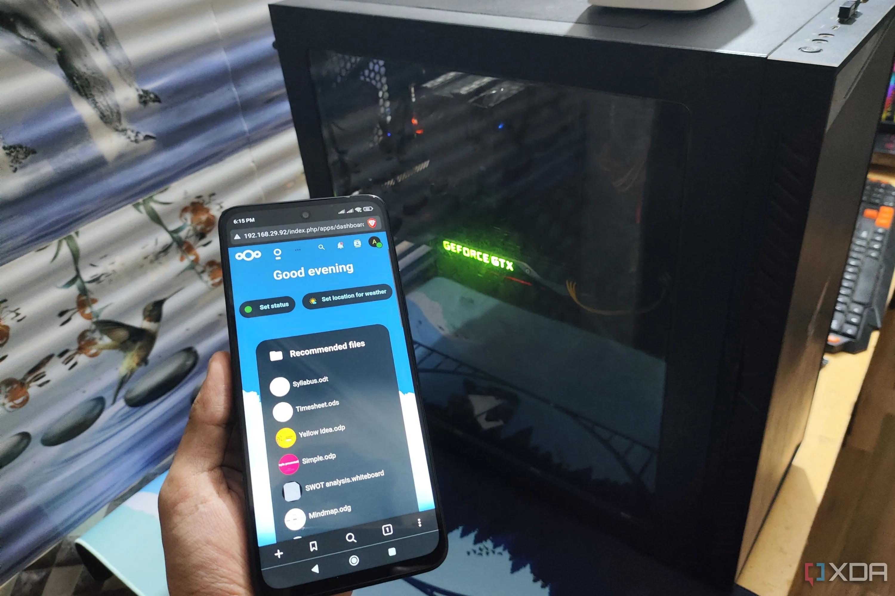 Giao diện Nextcloud hiển thị trên Poco M6 Pro với một chiếc PC ở hậu cảnh