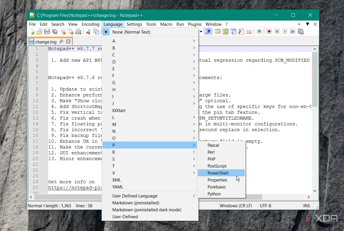 Giao diện Notepad++ đang chạy trên desktop Windows, hiển thị mã nguồn với tính năng tô sáng cú pháp
