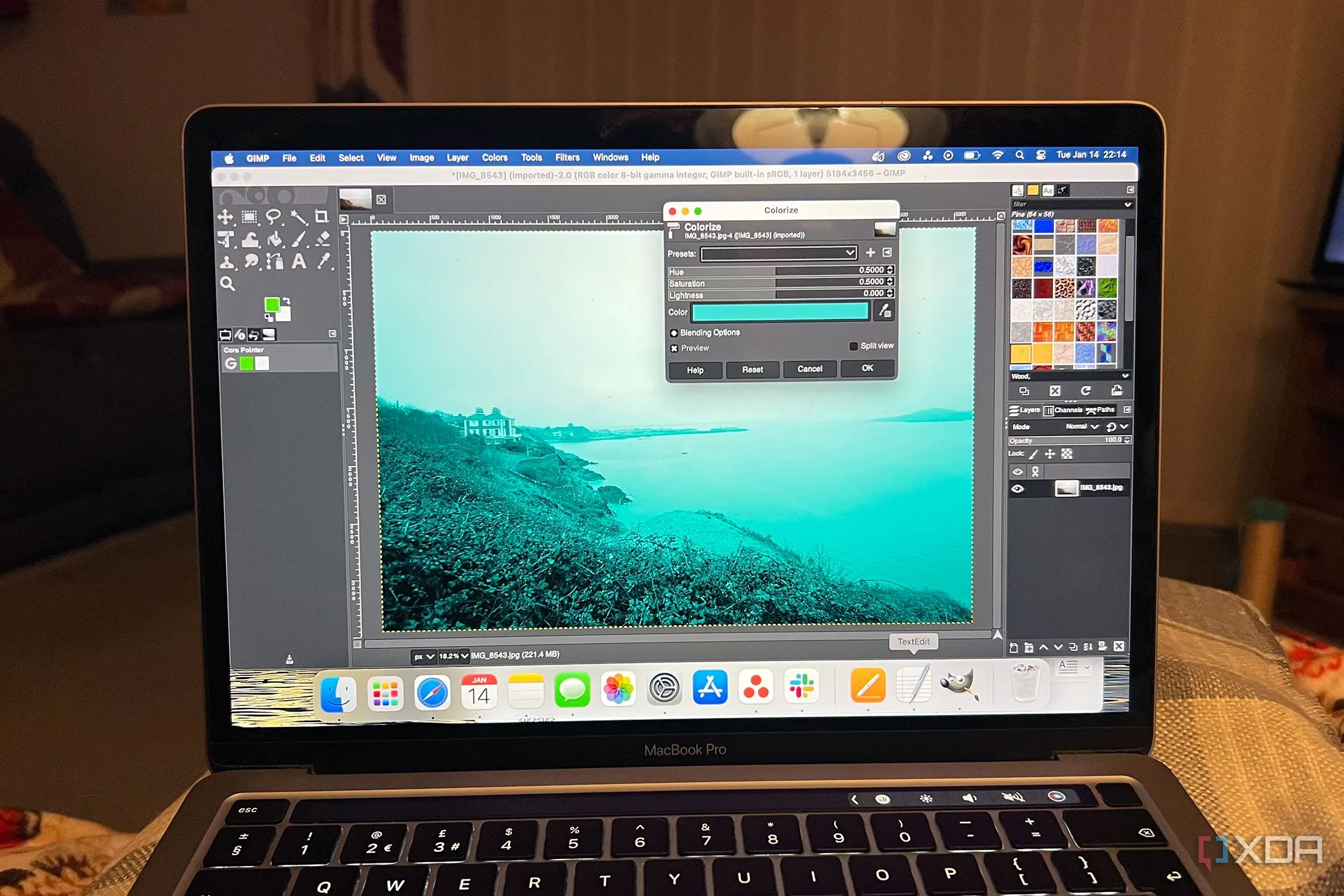 Giao diện phần mềm GIMP đang chạy trên máy tính MacBook