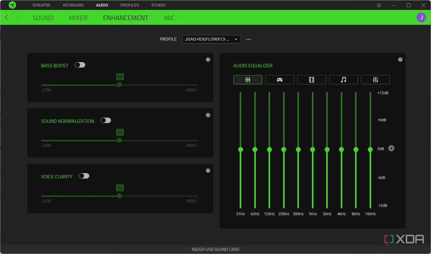 Giao diện phần mềm Razer Synapse với các tùy chỉnh equalizer và nâng cao âm thanh tai nghe