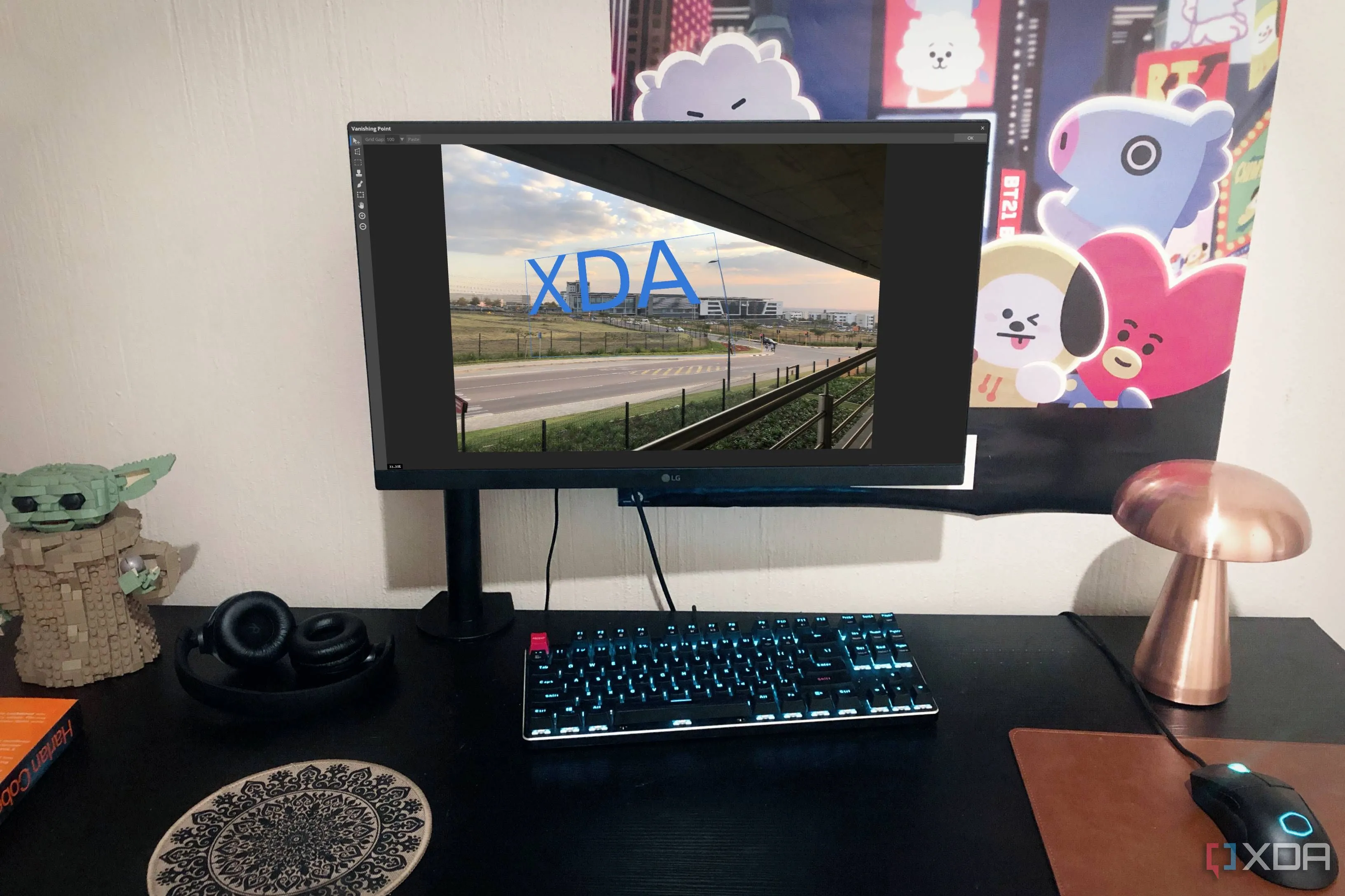 Giao diện Photopea trên màn hình máy tính với các vật dụng cá nhân, minh họa môi trường làm việc thực tế
