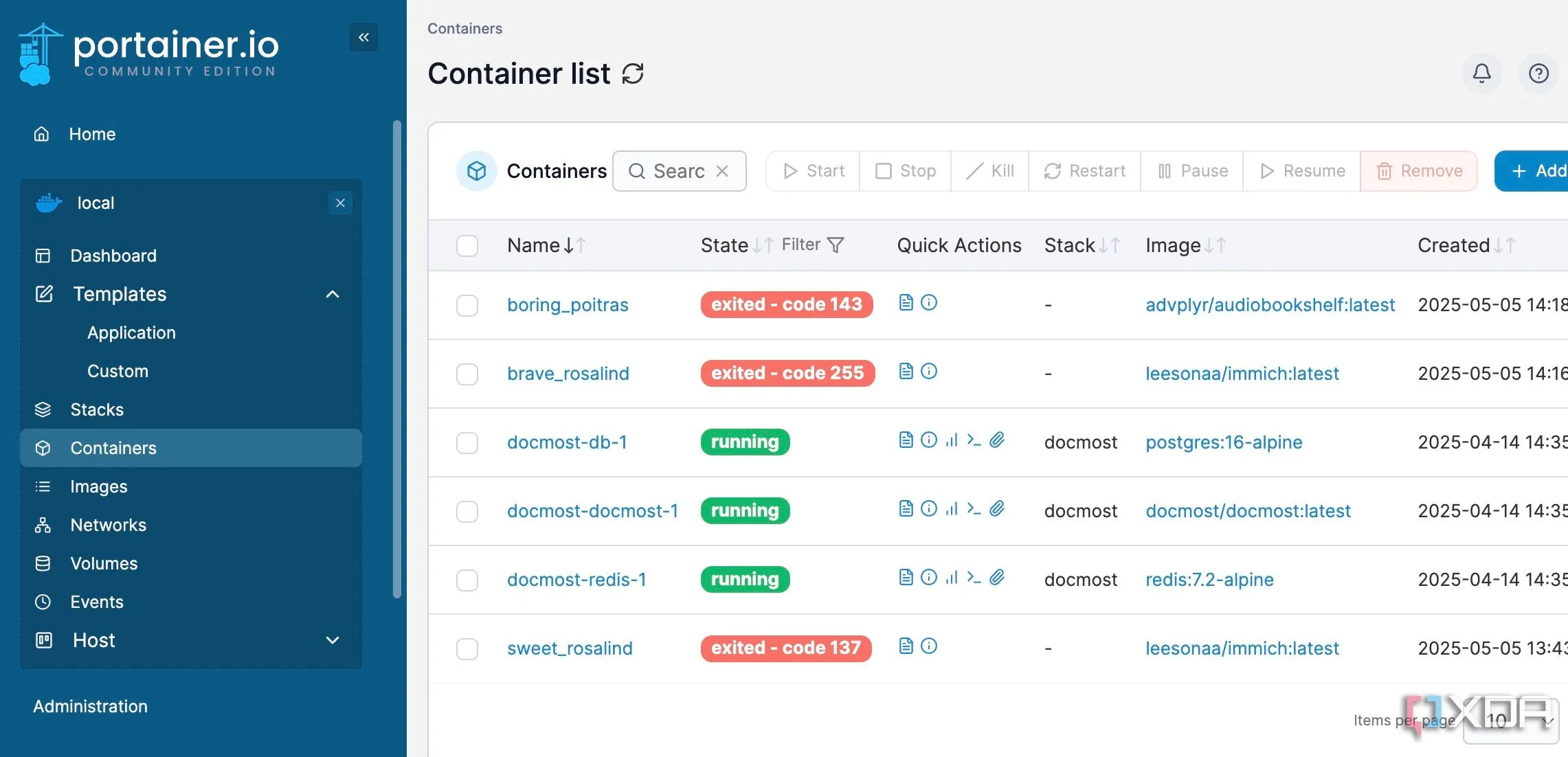 Giao diện Portainer hiển thị danh sách các Docker container đang chạy, minh họa việc quản lý container dễ dàng