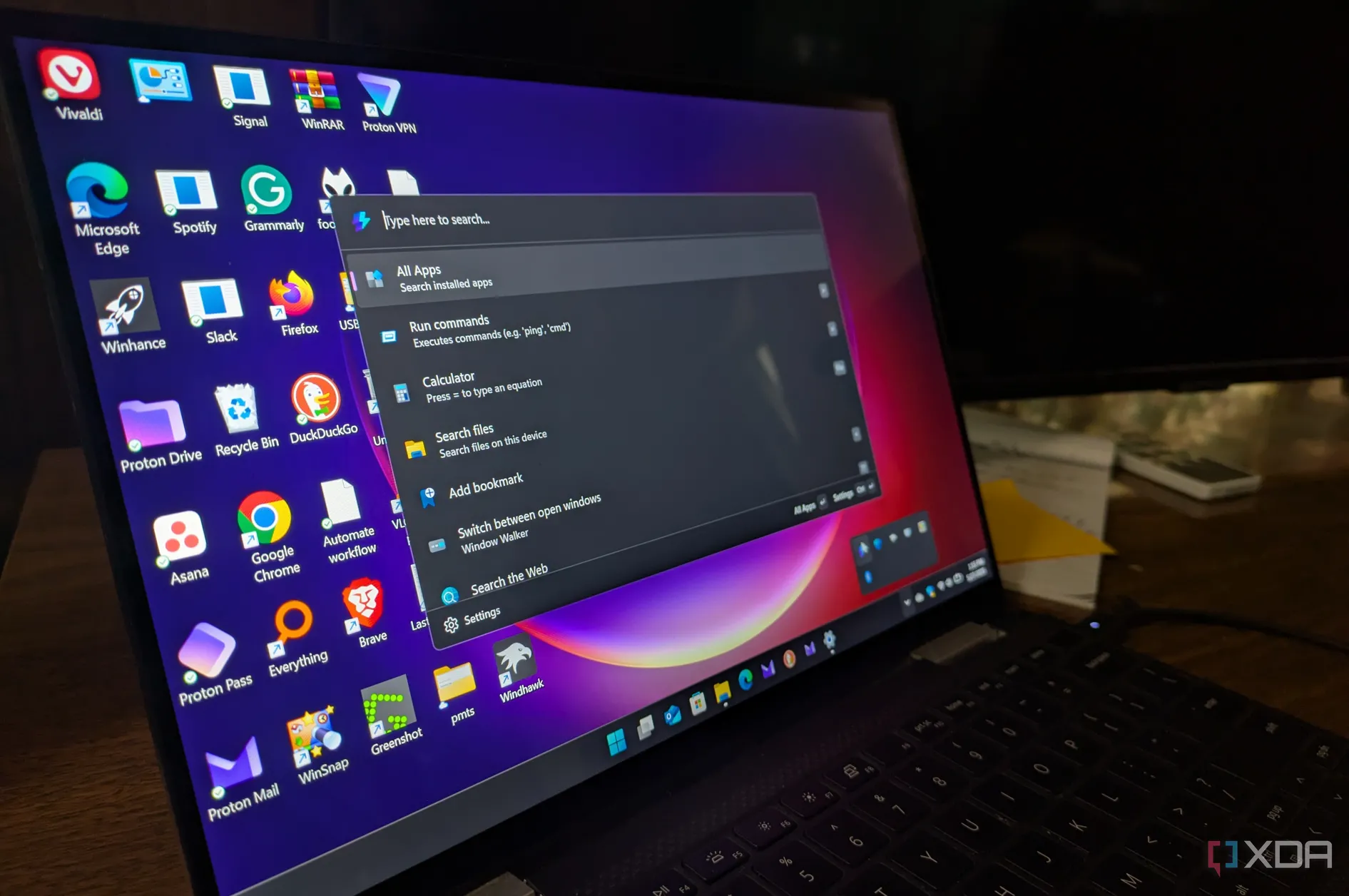 Giao diện PowerToys Command Palette trên laptop, cho phép người dùng khởi chạy ứng dụng nhanh chóng.
