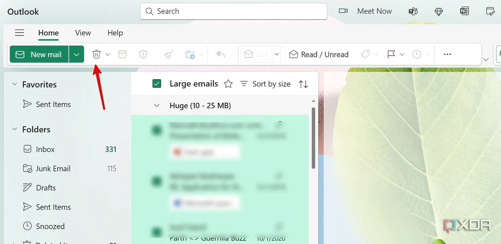 Giao diện quản lý các tệp đính kèm Outlook trong OneDrive, hiển thị danh sách email có dung lượng lớn và tùy chọn xóa