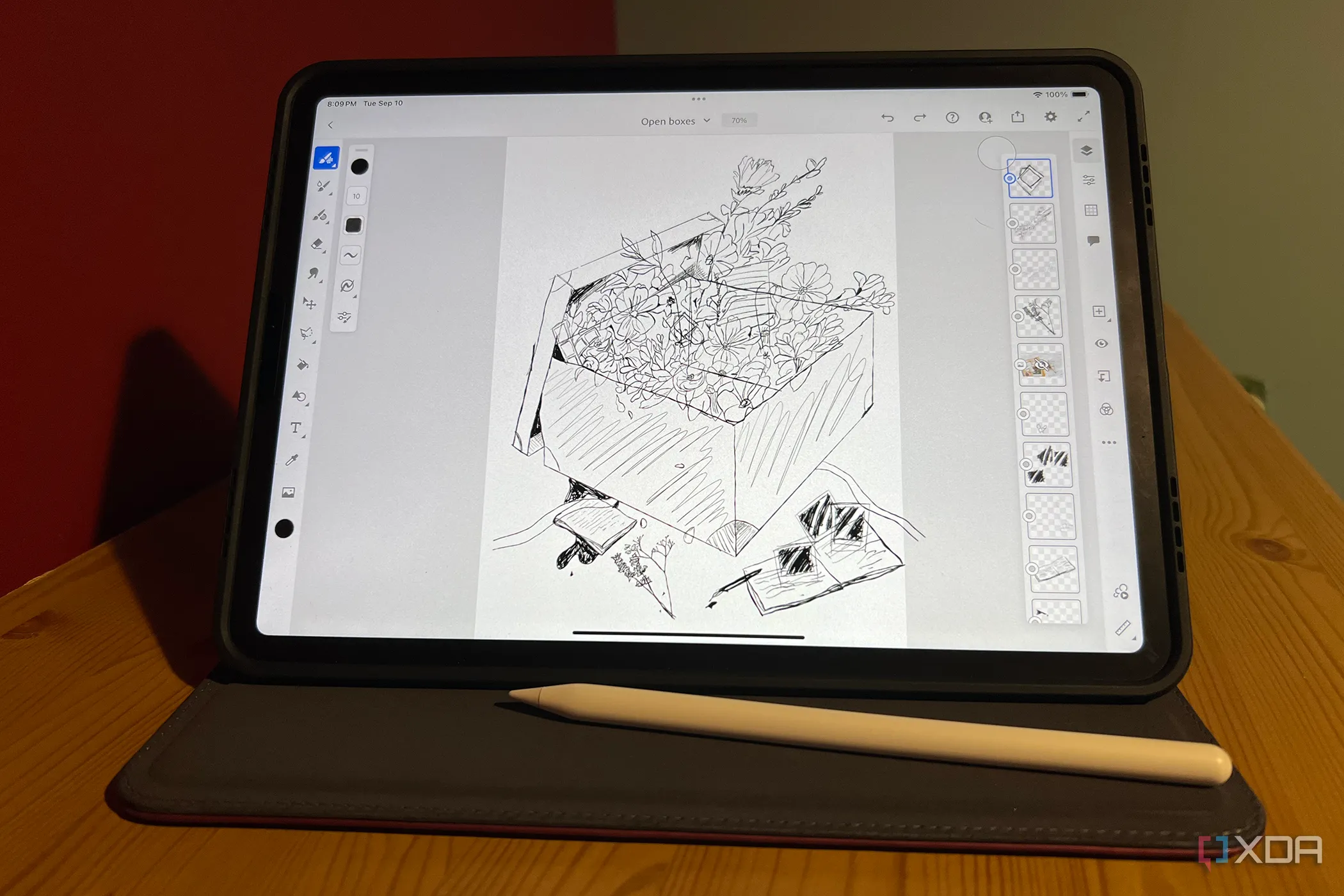 Giao diện ứng dụng Adobe Fresco trên iPad cùng Apple Pencil, thể hiện khả năng vẽ kết hợp raster và vector