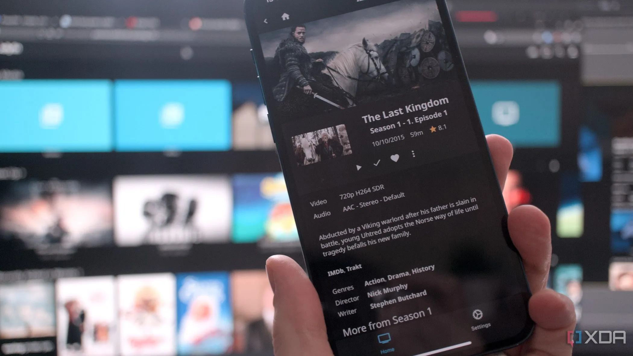 Giao diện ứng dụng di động Jellyfin trên iOS và giao diện web hiển thị thư viện media cá nhân