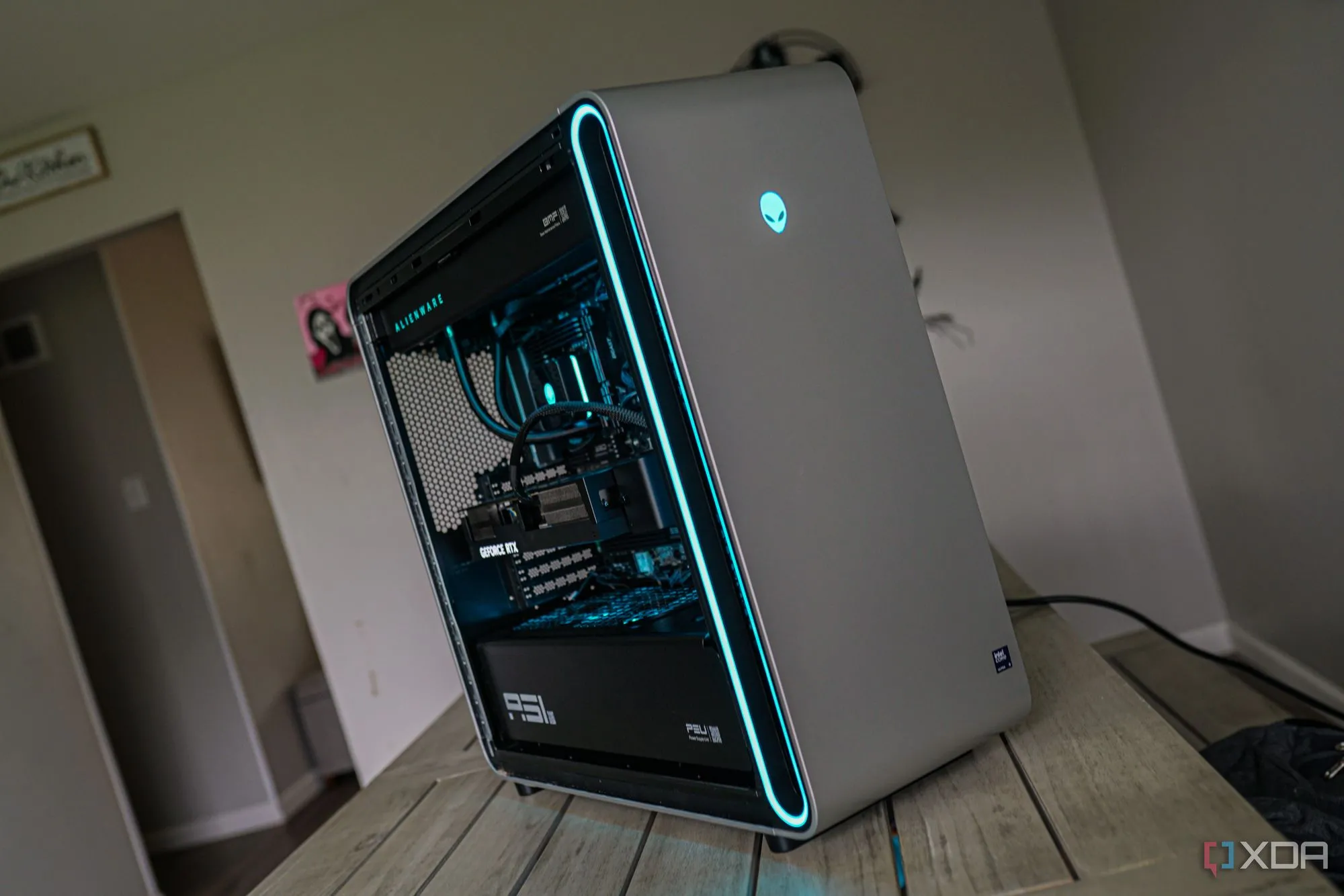 Góc máy tính chơi game cao cấp với dàn PC mạnh mẽ Alienware, minh họa cho sự kết hợp giữa phần cứng và router để đạt hiệu suất gaming tối ưu