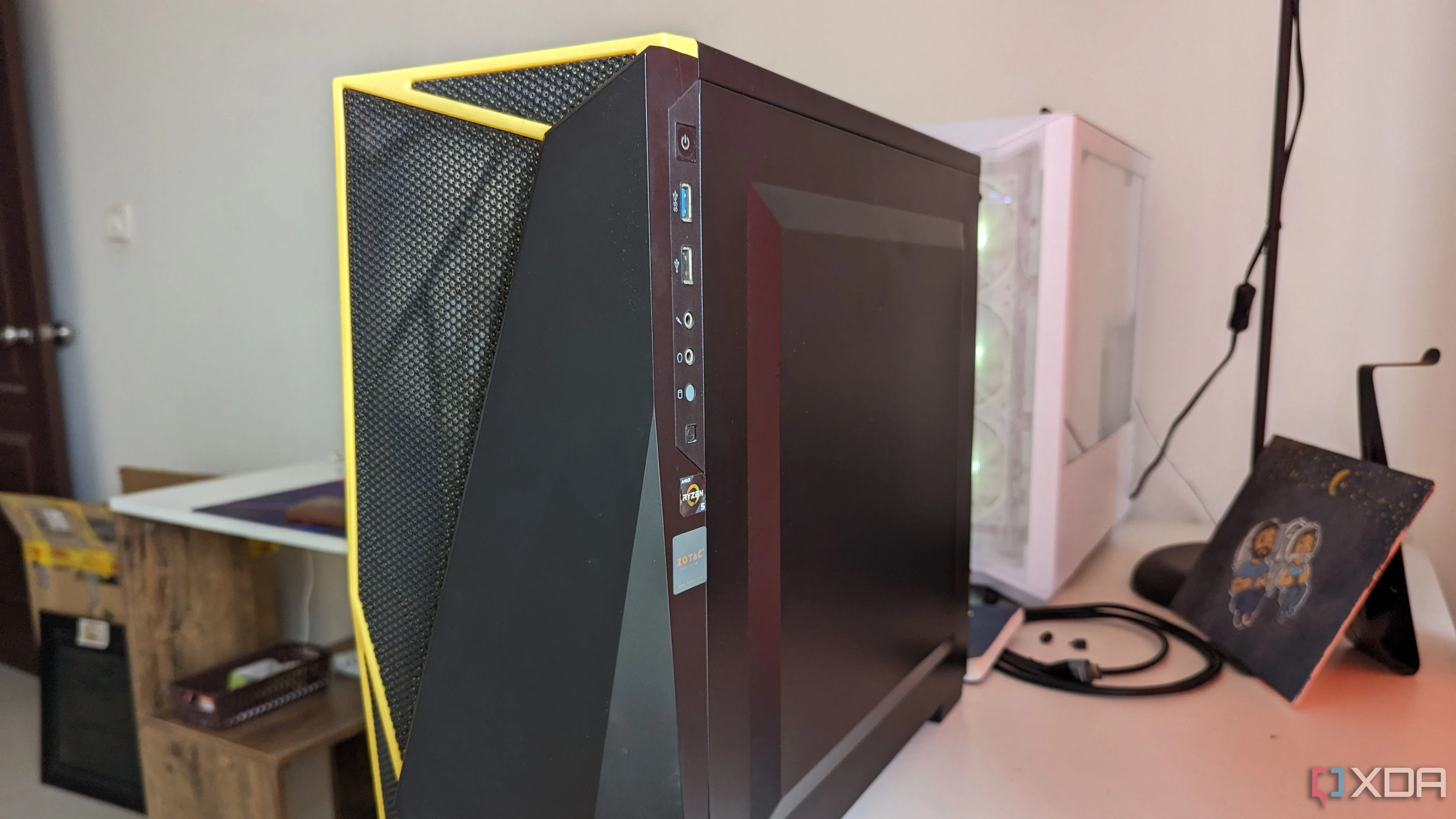 Góc nhìn bên cạnh của một máy tính chơi game (PC gaming) với vỏ case màu đen, thể hiện quá trình nâng cấp linh kiện PC