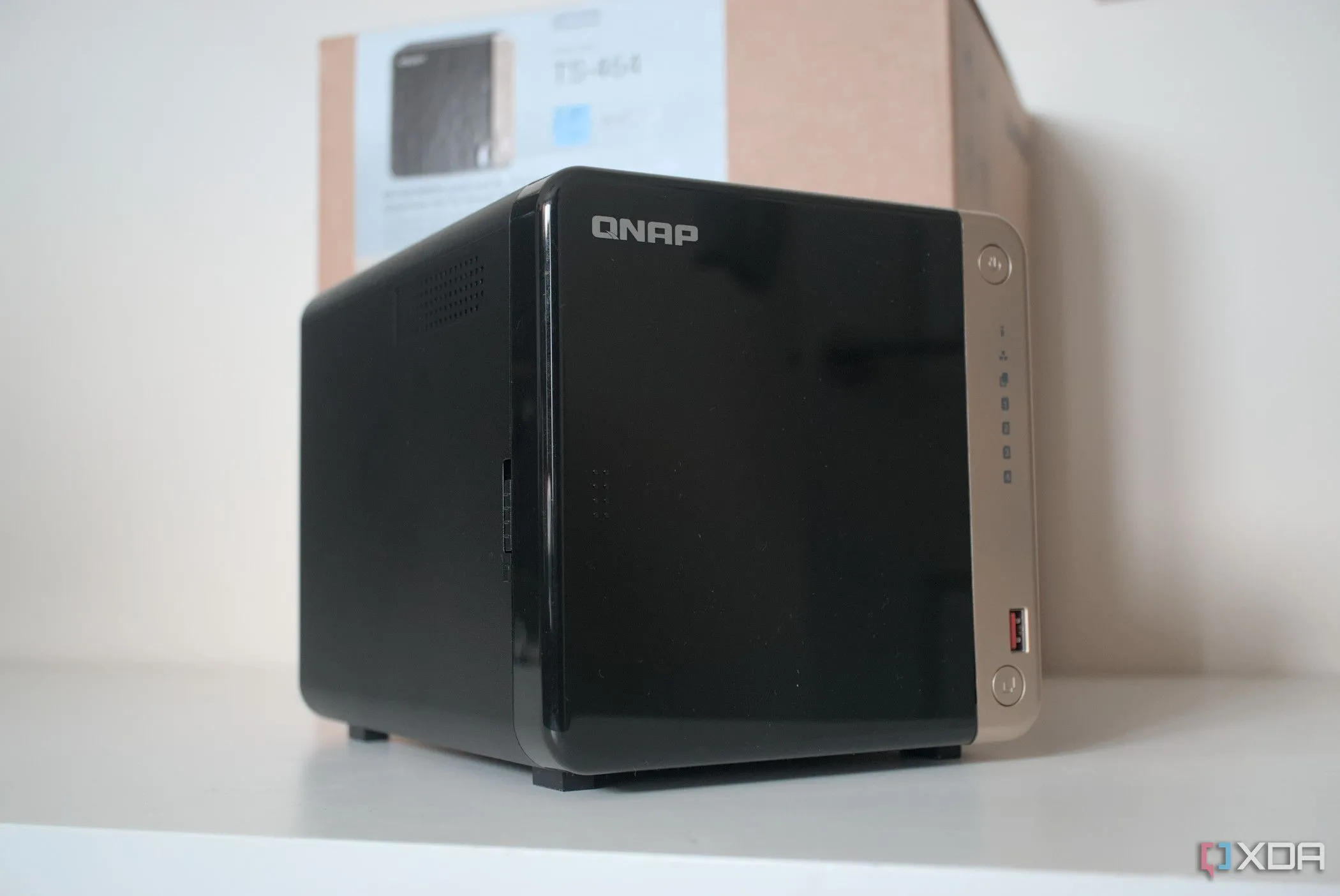 Góc nhìn cận cảnh của NAS QNAP TS-464, một lựa chọn mạnh mẽ để triển khai các giải pháp quản lý ảnh tự lưu trữ thay thế Synology Photos.