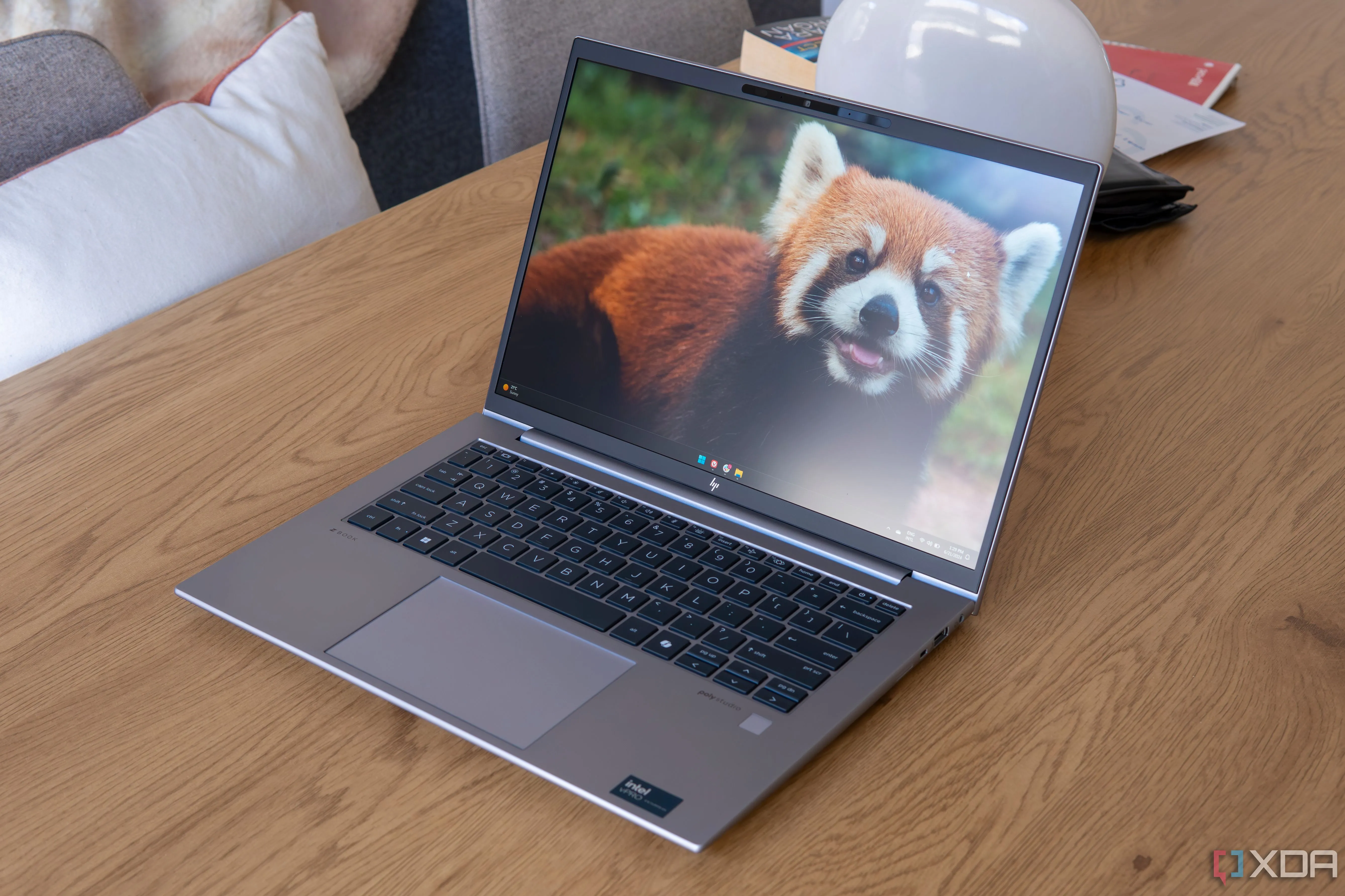 Góc nhìn nghiêng của HP ZBook Firefly 14 G11 hiển thị màn hình desktop Windows 11