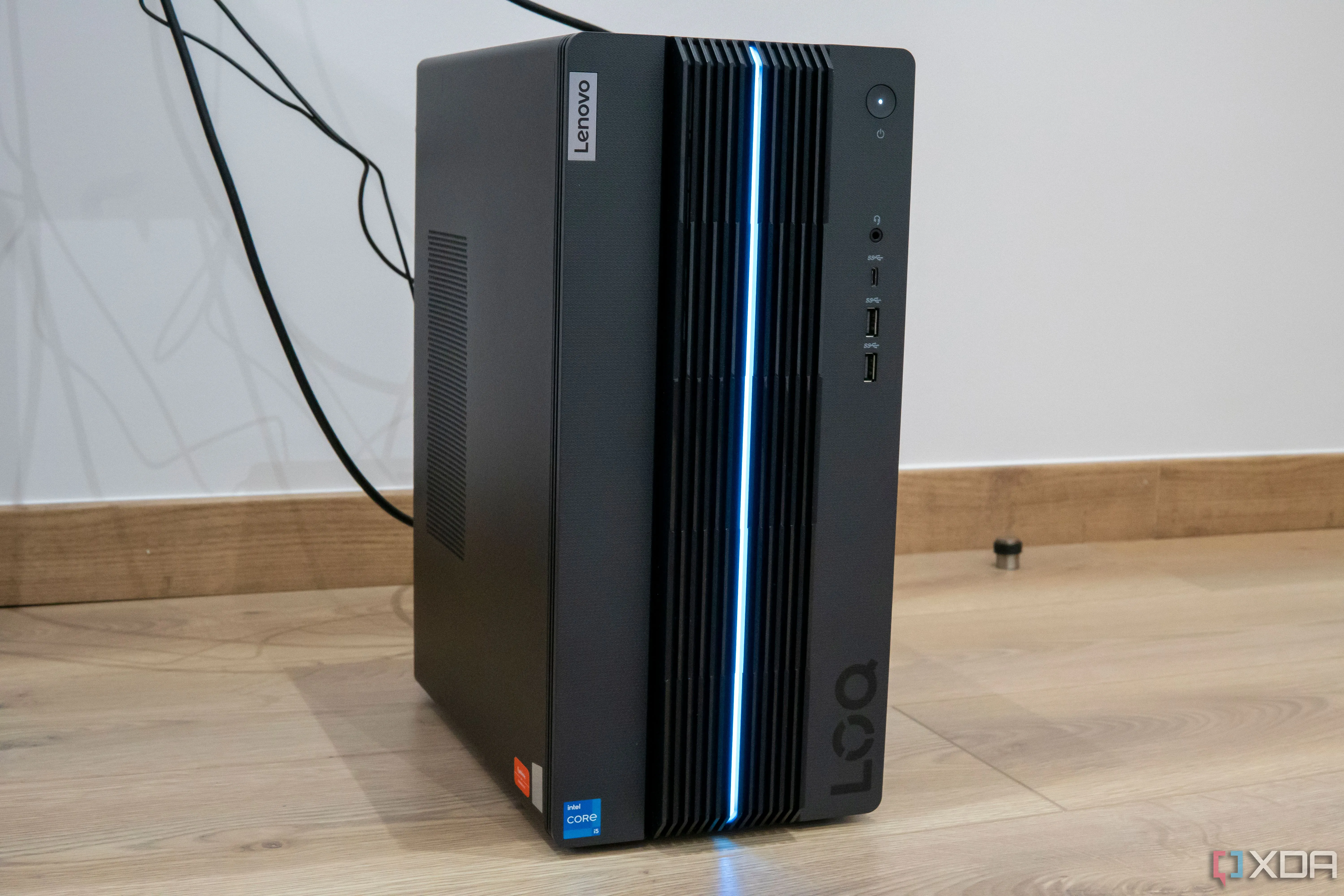 Góc nhìn phía trước của Lenovo LOQ Tower 17.