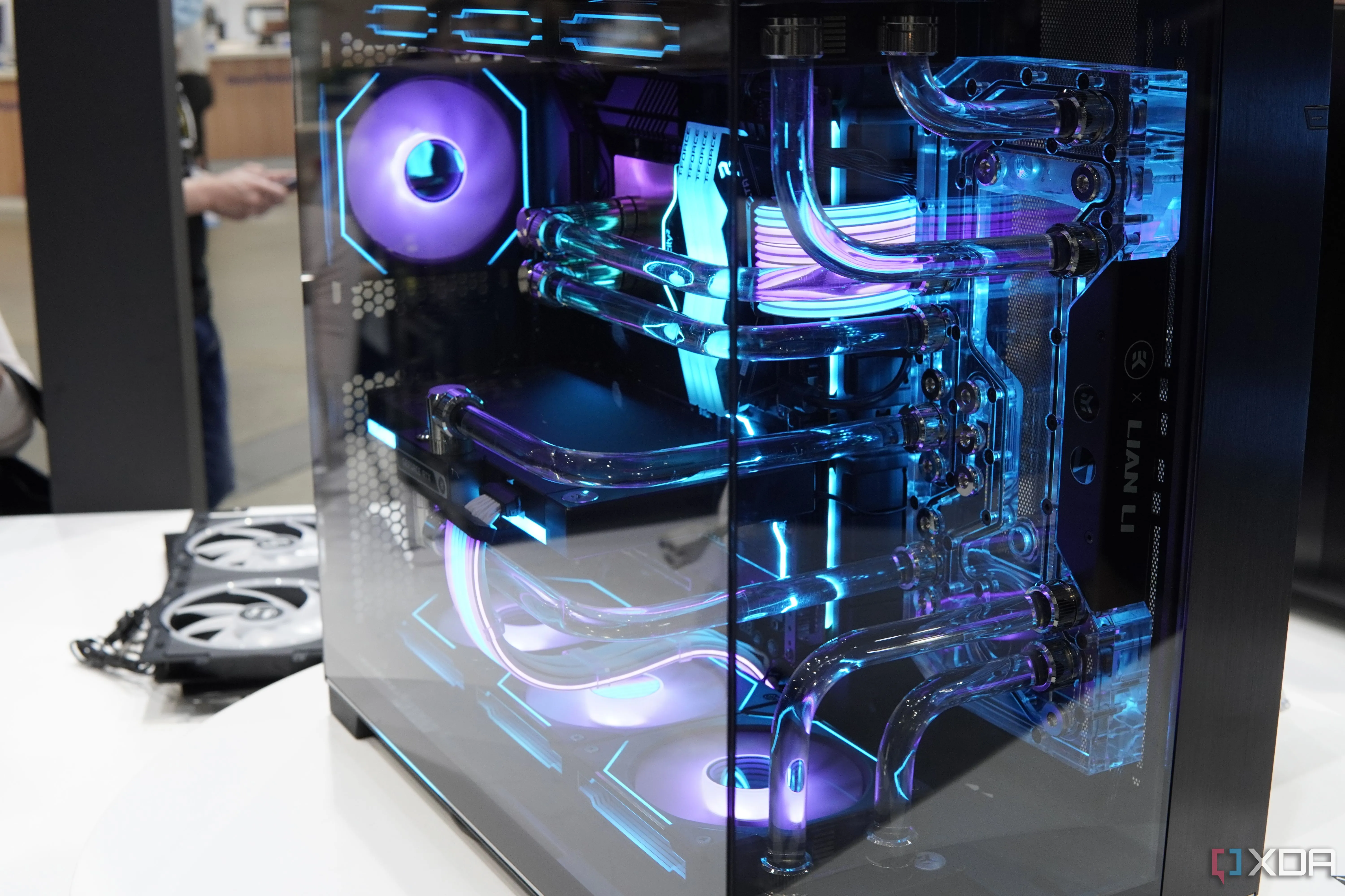 Góc nhìn phía trước một PC được lắp ráp trong vỏ Lian Li O11D Evo RGB