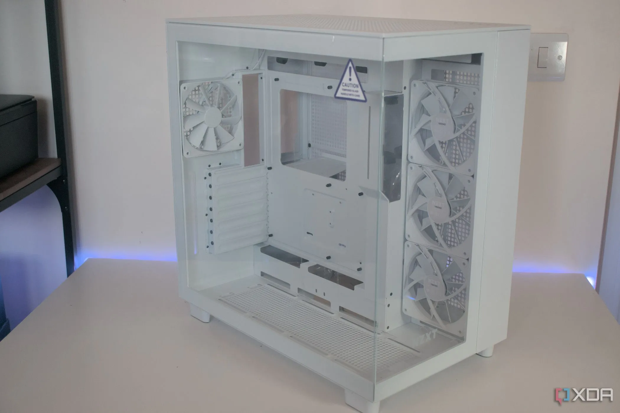 Góc nhìn phía trước vỏ case NZXT H9 Flow, thể hiện không gian bên trong lý tưởng để đi dây và giảm nhiệt độ PC.