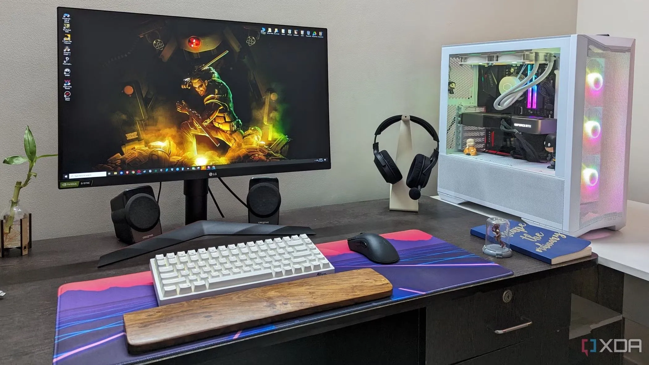 Góc setup PC gaming với bàn di chuột cỡ lớn, bàn phím cơ và tai nghe chất lượng