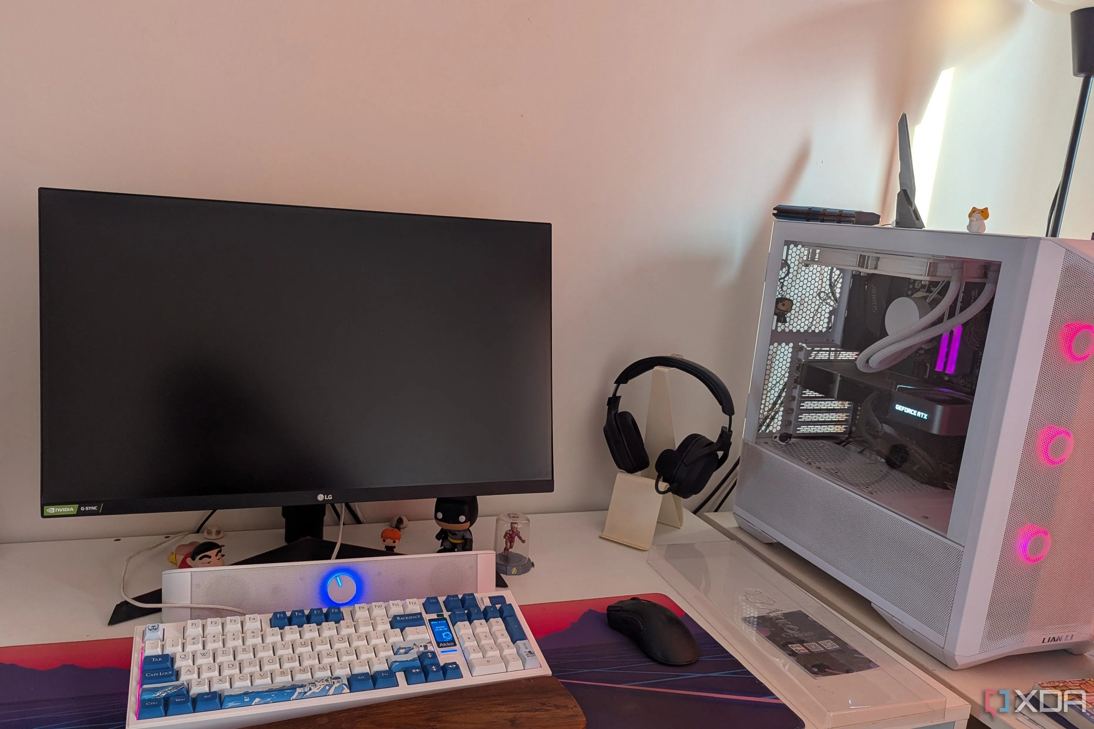 Góc setup PC gaming với màn hình máy tính đã tắt
