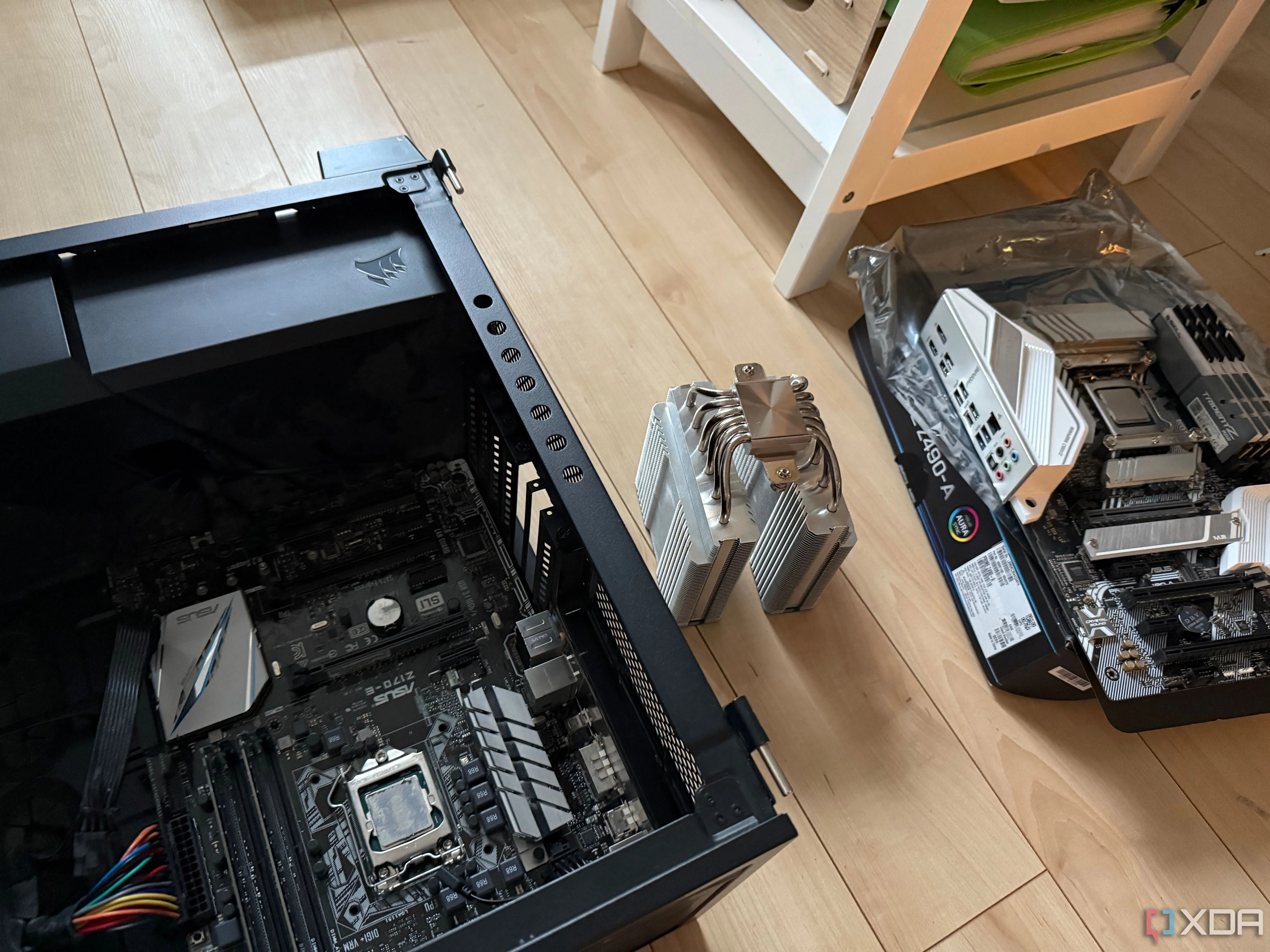 Hai bo mạch chủ và một tản nhiệt khí CPU, minh họa cho vấn đề tương thích linh kiện PC