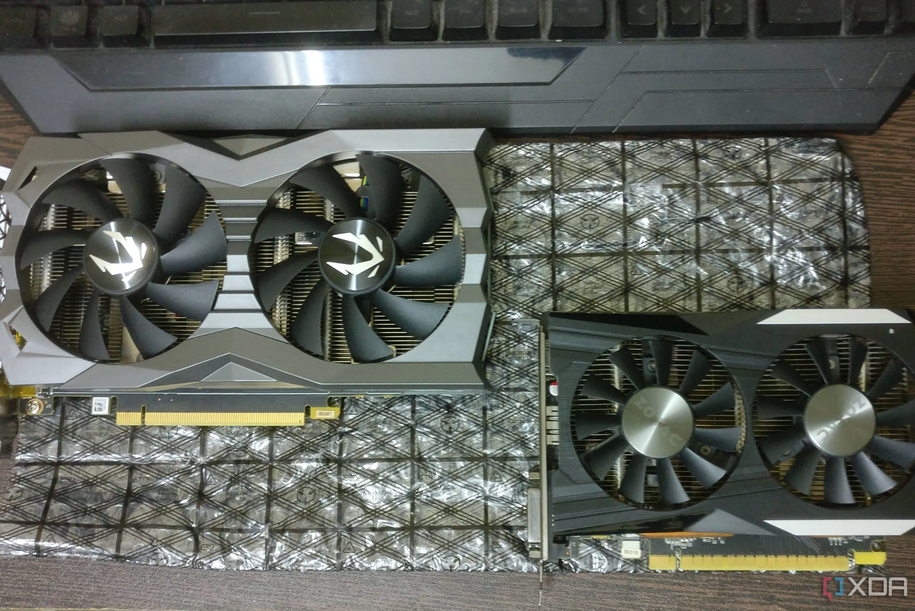 Hai card đồ họa NVIDIA GeForce GTX 1660 Ti và GTX 1050 Ti trên bàn