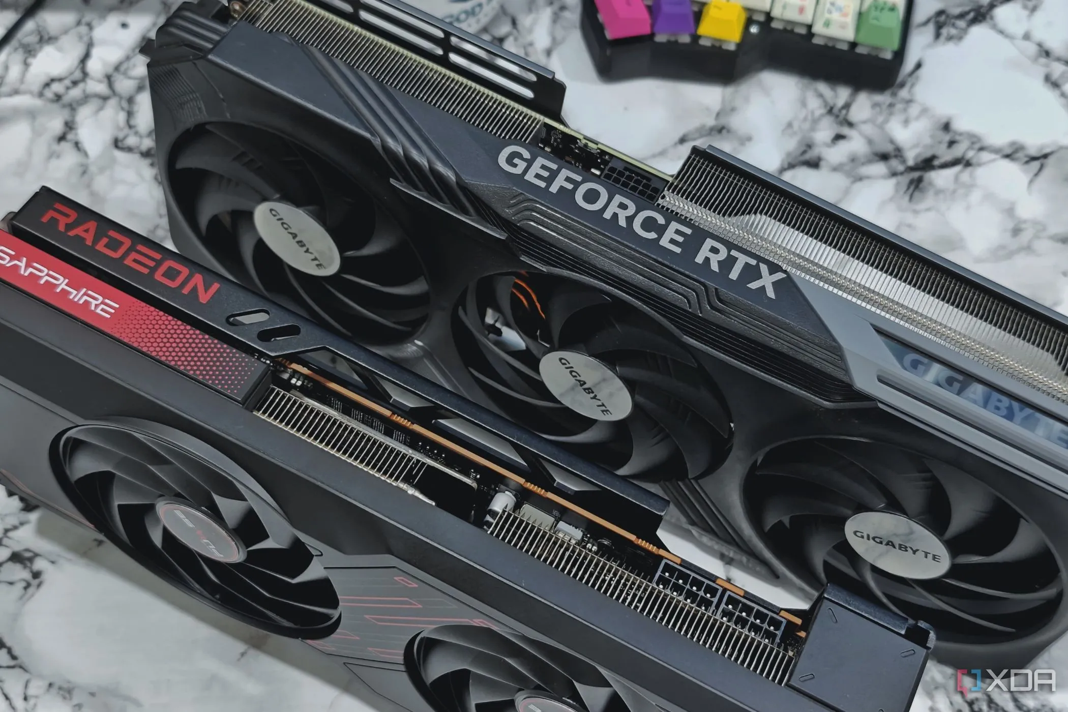 Hai card đồ họa NVIDIA GeForce RTX 4070 Ti và AMD Radeon RX 7700XT, đại diện cho đối thủ trên thị trường GPU.