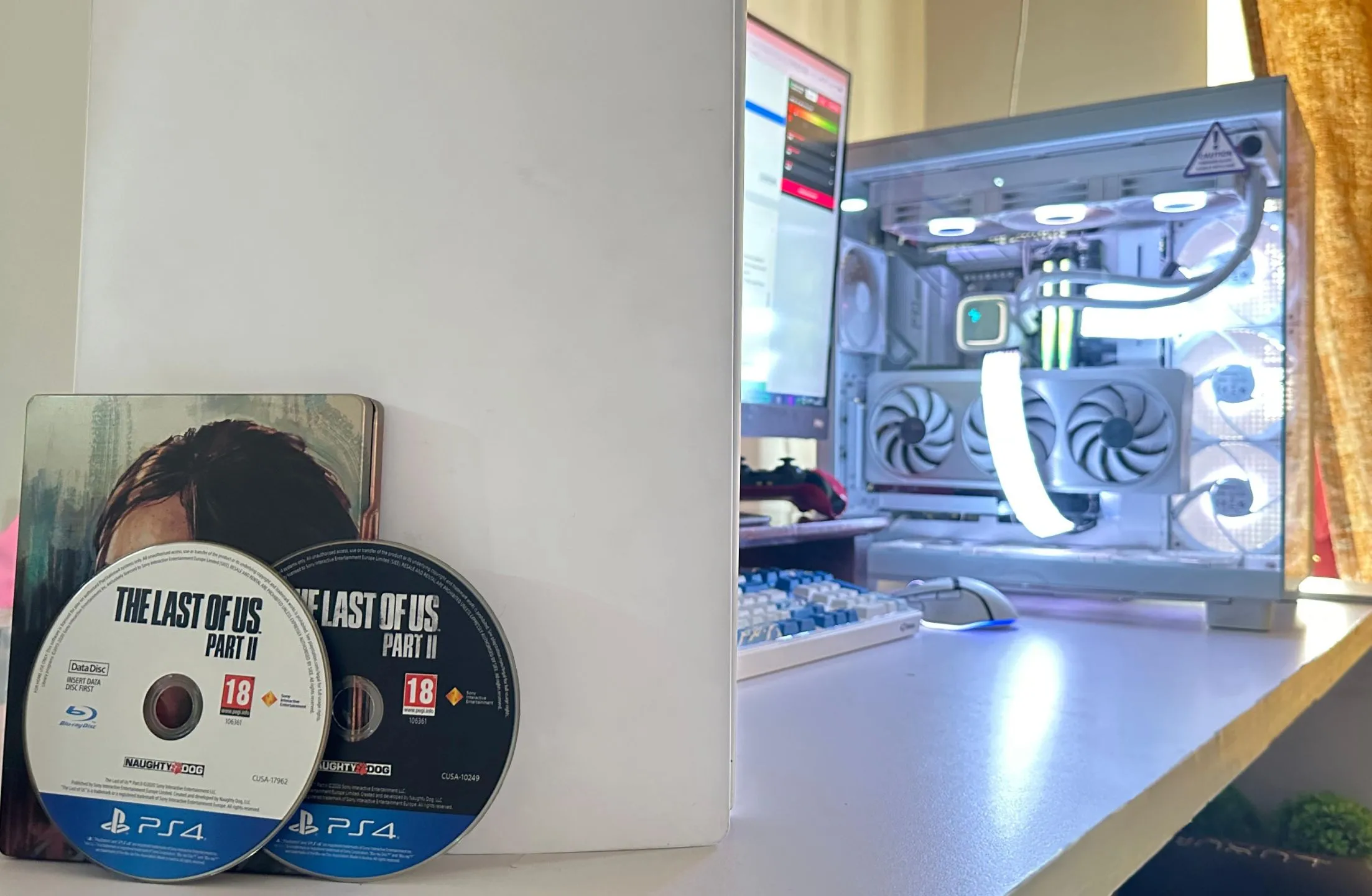 Hai đĩa game The Last of Us Part II cho PS4 bên cạnh PC và PS5