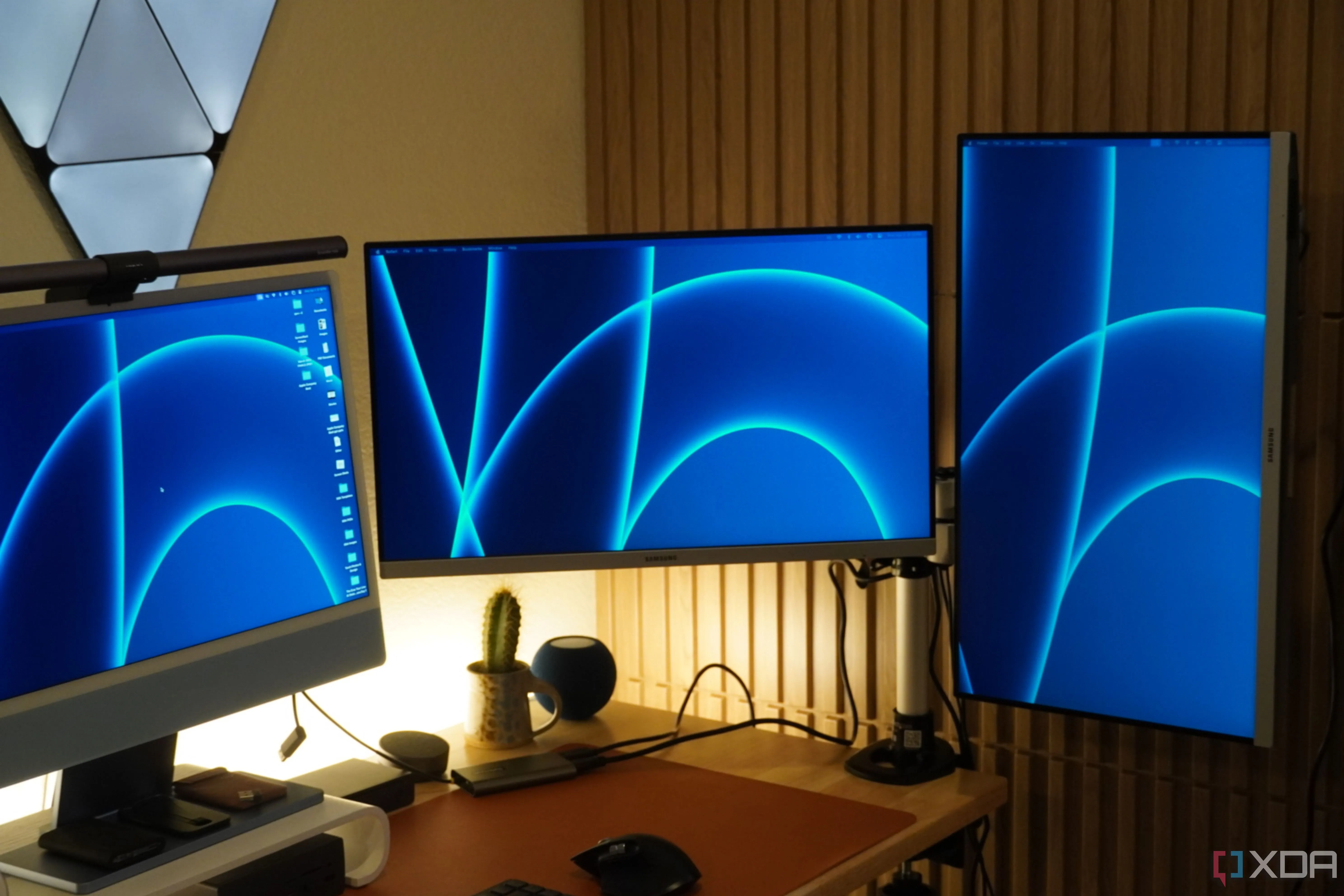 Hai màn hình máy tính được gắn trên tay đỡ StarTech Dual Monitor Arm, tối ưu không gian làm việc