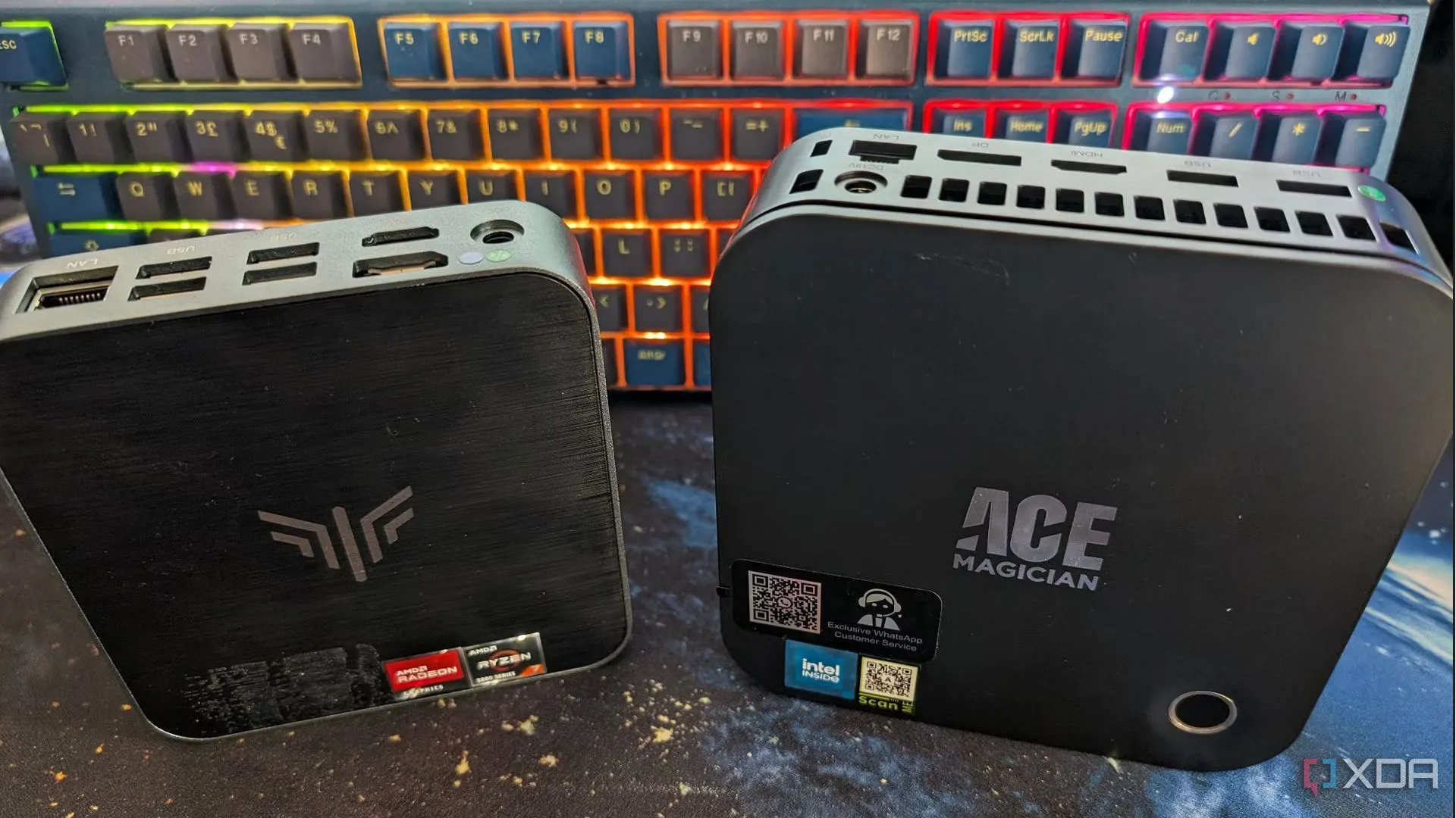 Hai máy mini PC AMD và Intel đặt cạnh nhau