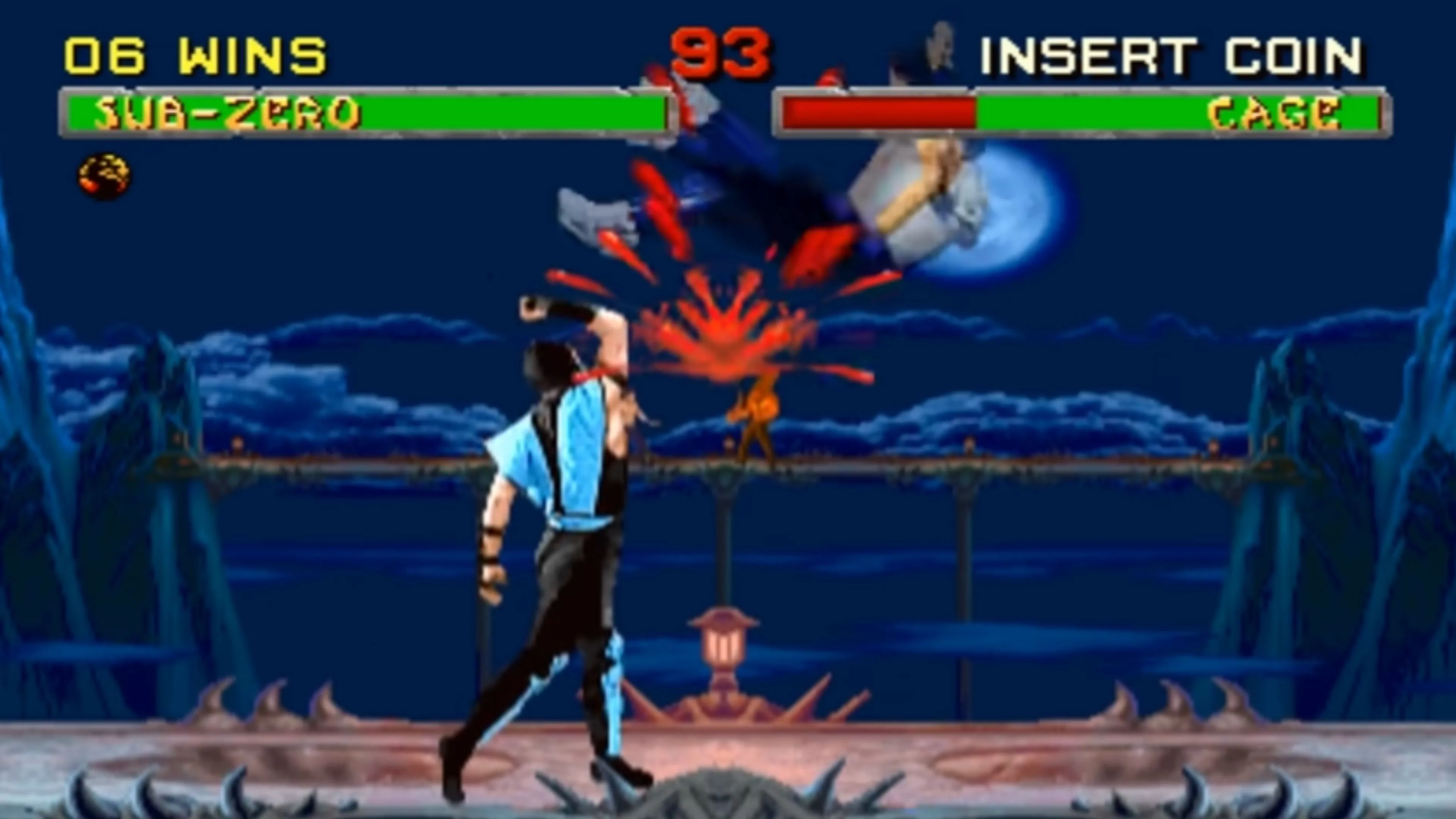 Hai nhân vật trong Mortal Kombat 2 đang chiến đấu trong đấu trường hầm mộ đầy máu lửa, thể hiện đồ họa độc đáo của game