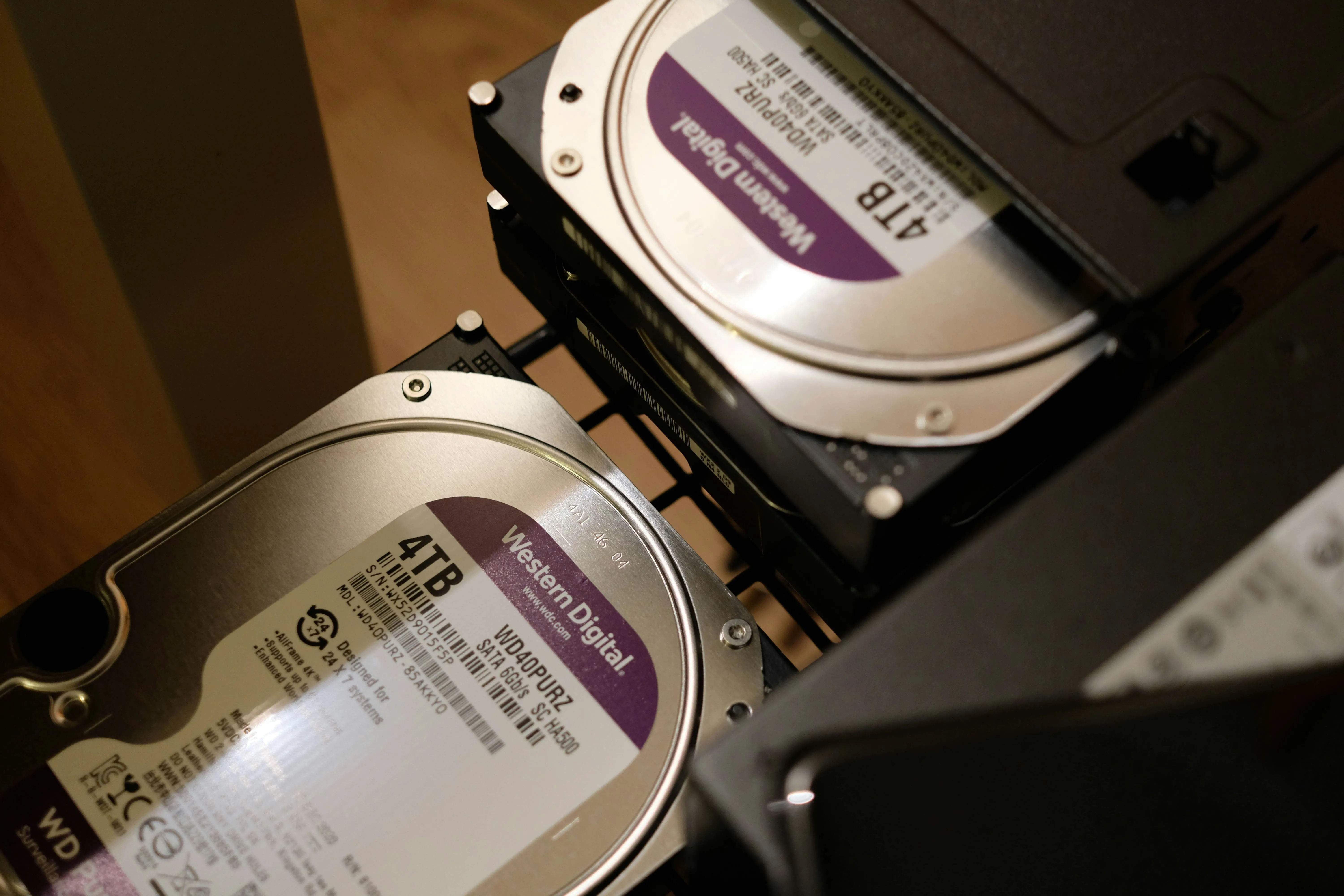 Hai ổ cứng HDD minh họa các tùy chọn lưu trữ và sao lưu dữ liệu