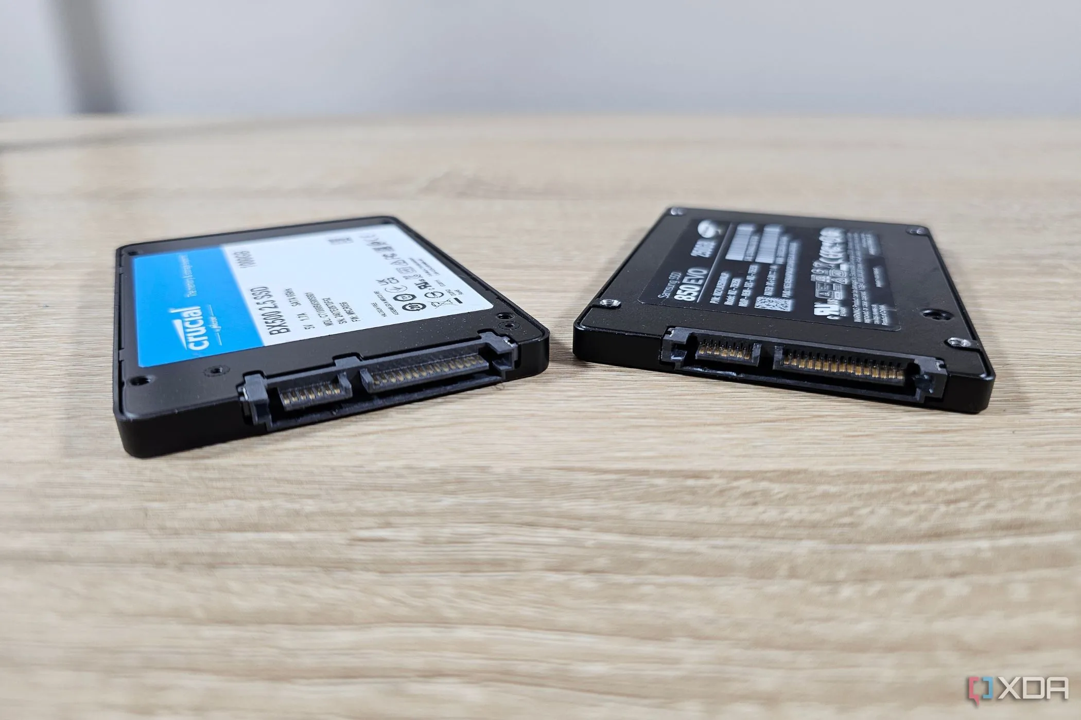Hai ổ cứng SSD của Samsung và Crucial đặt cạnh nhau, đại diện cho thiết bị lưu trữ không gây tiếng ồn khi hoạt động.