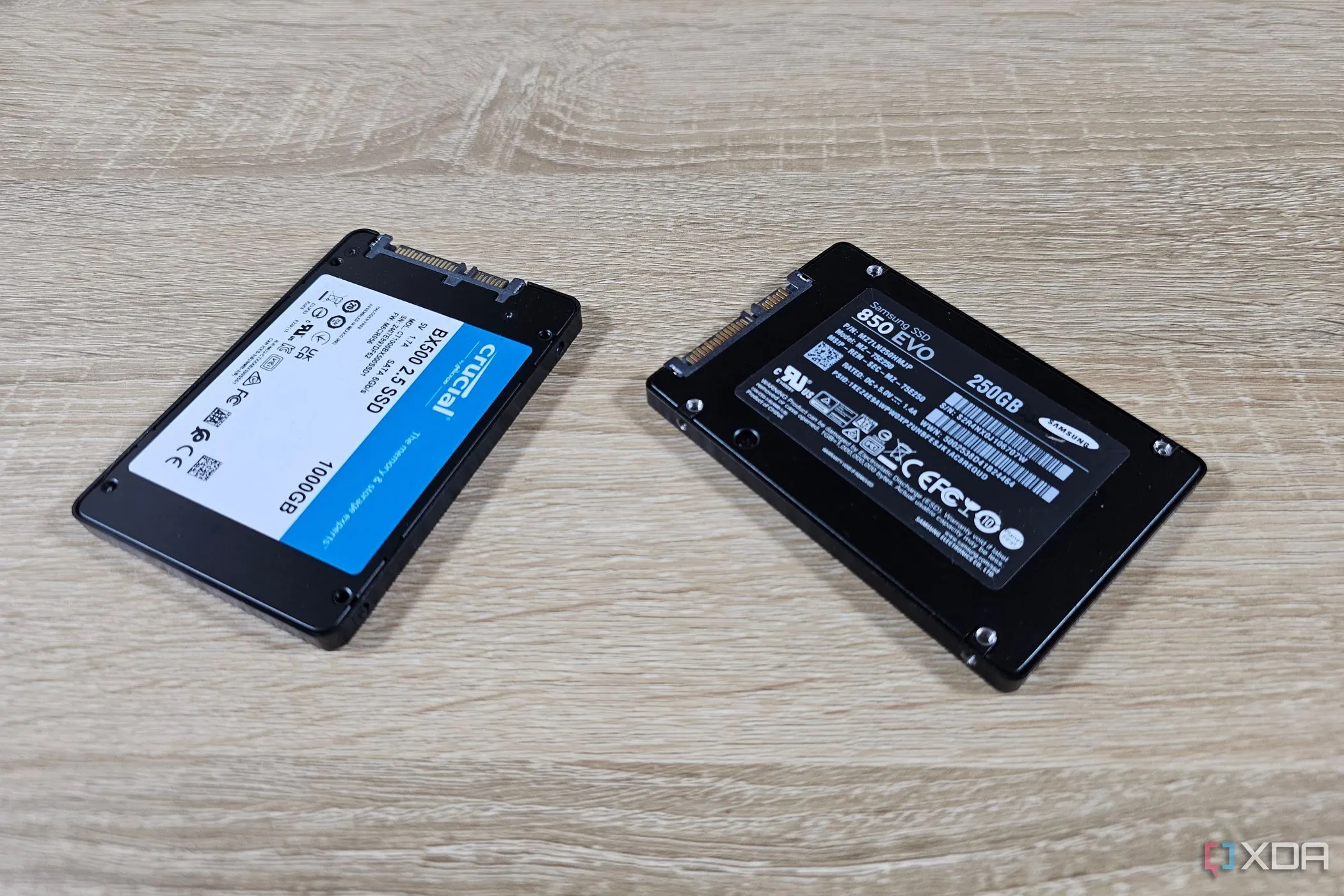 Hai ổ SSD M.2 đặt cạnh nhau trên bàn, minh họa cho các thiết bị lưu trữ cần theo dõi chỉ số Wear Leveling.