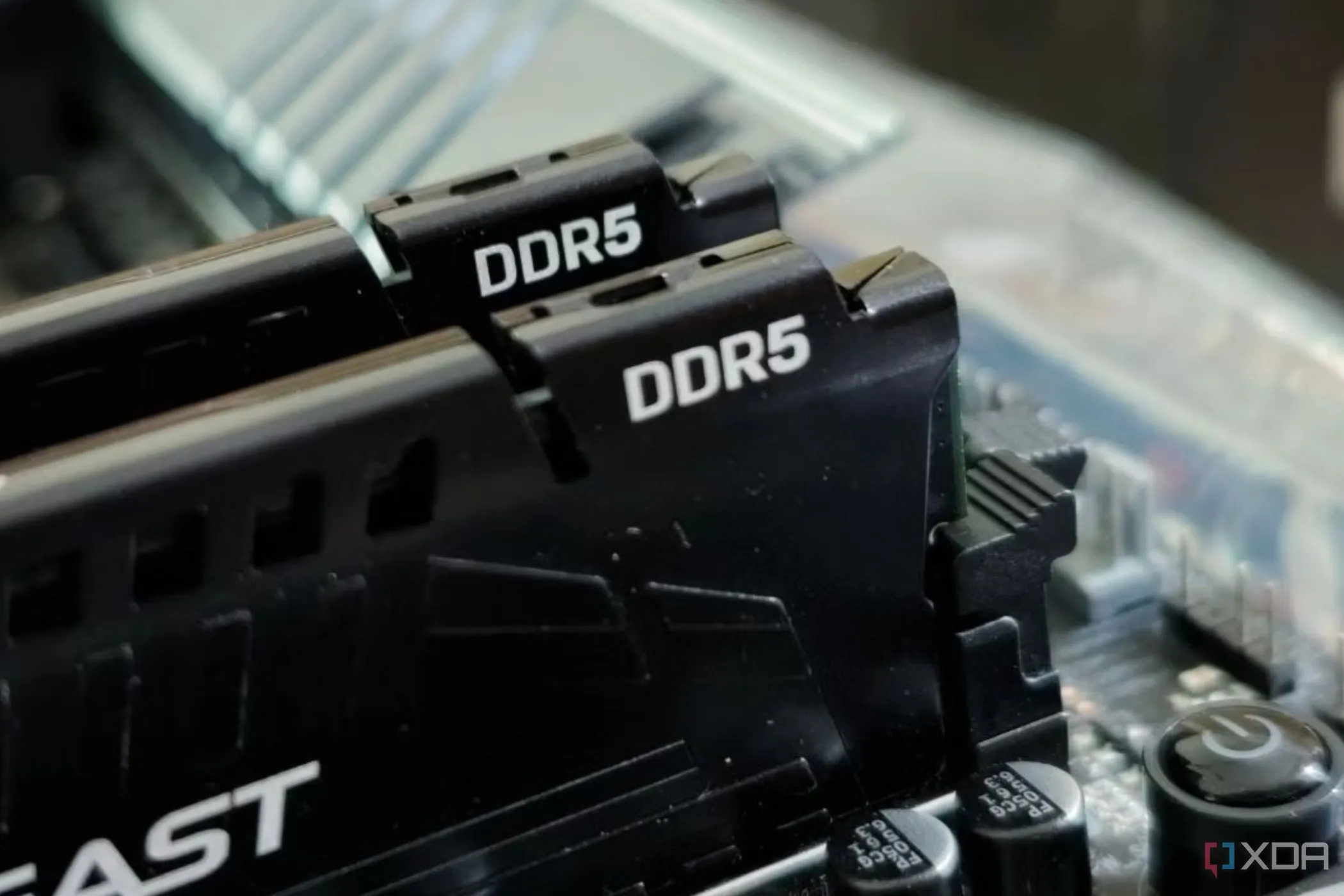 Hai thanh RAM DDR5 được gắn trên bo mạch chủ, minh họa việc nâng cấp RAM