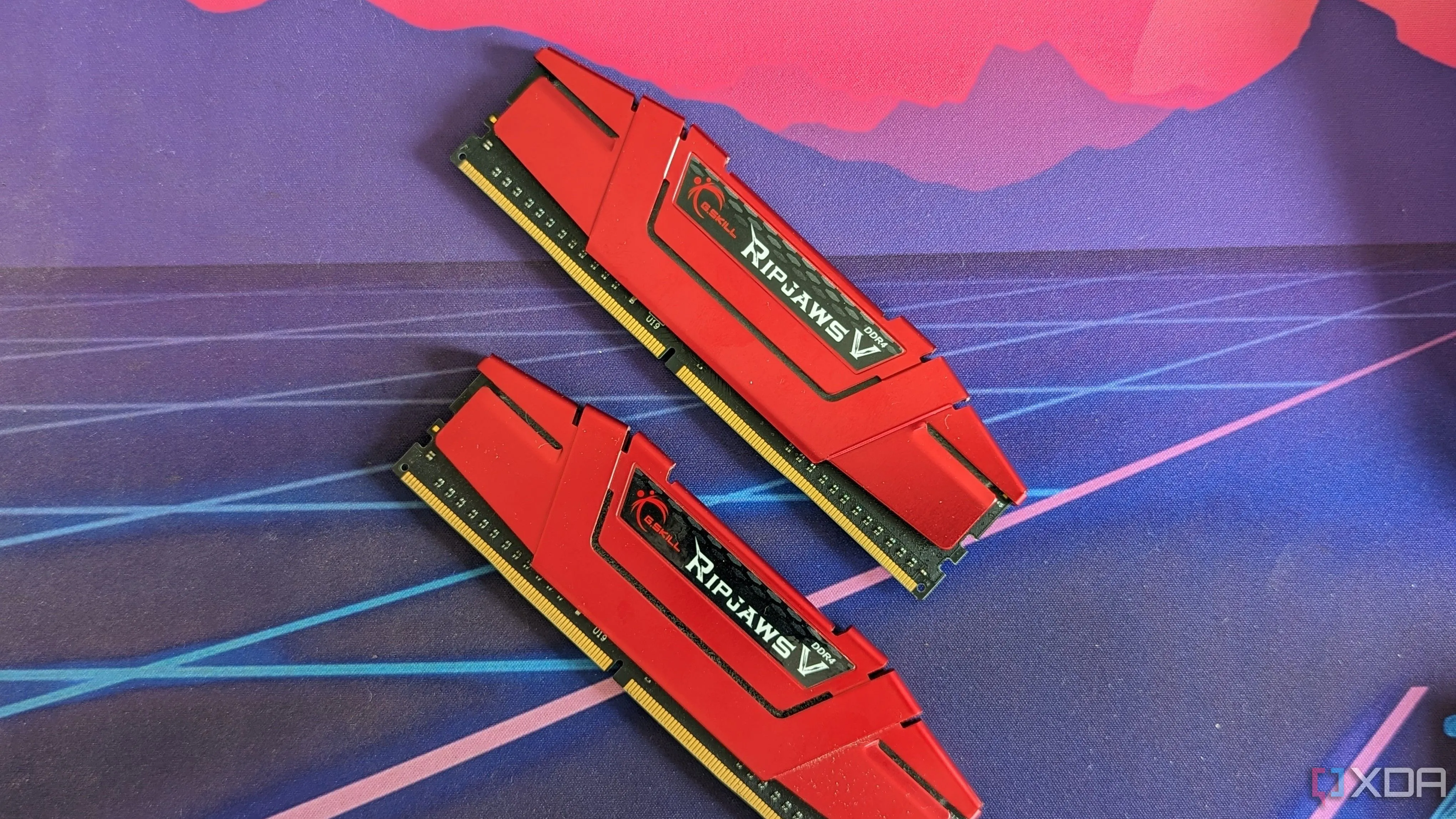 Hai thanh RAM G.Skill Ripjaws DDR4 màu đỏ trên thảm bàn