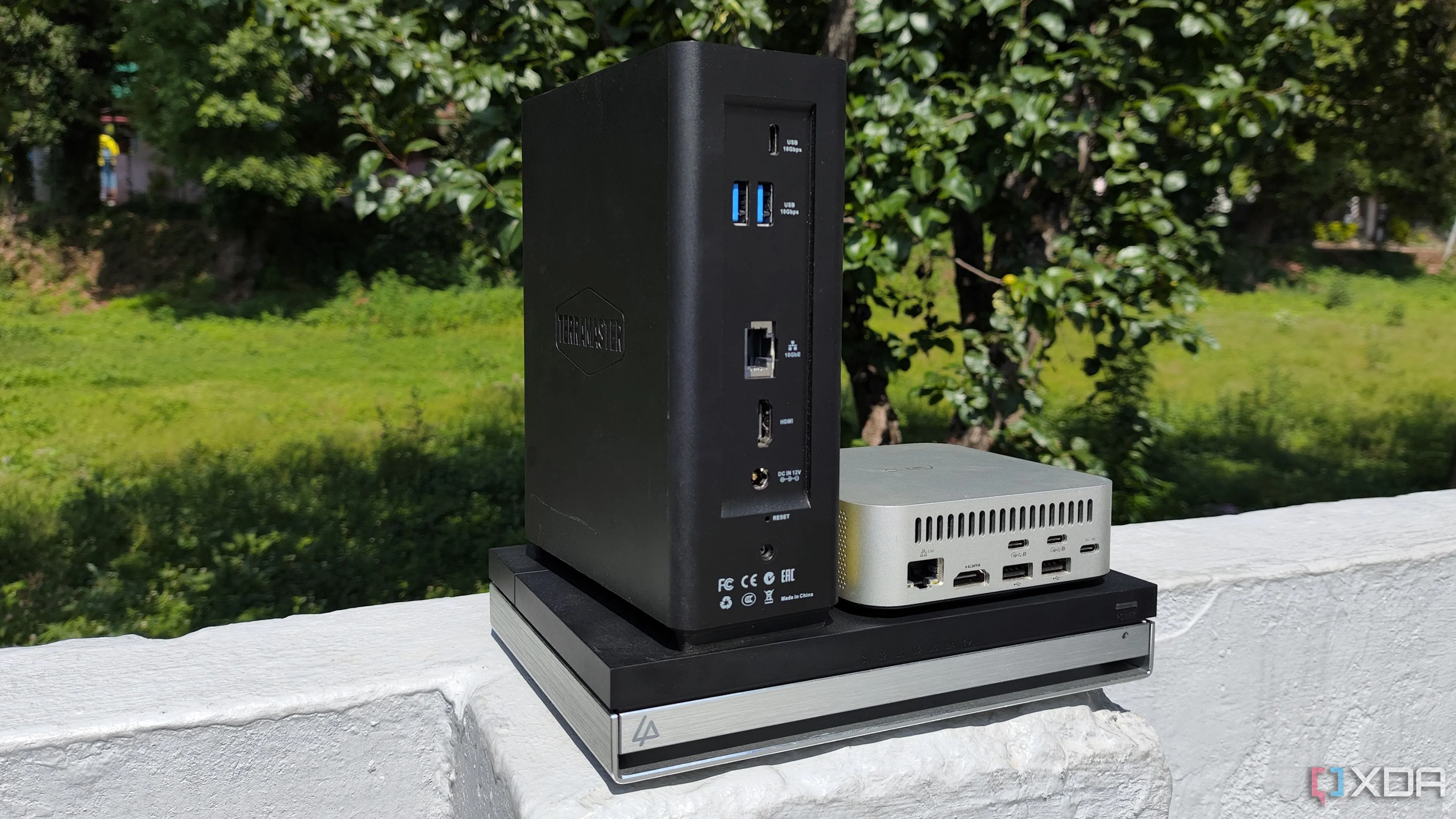 Hai thiết bị NAS sử dụng ổ SSD hoàn toàn, phù hợp cho phòng lab tại gia hiệu suất cao.