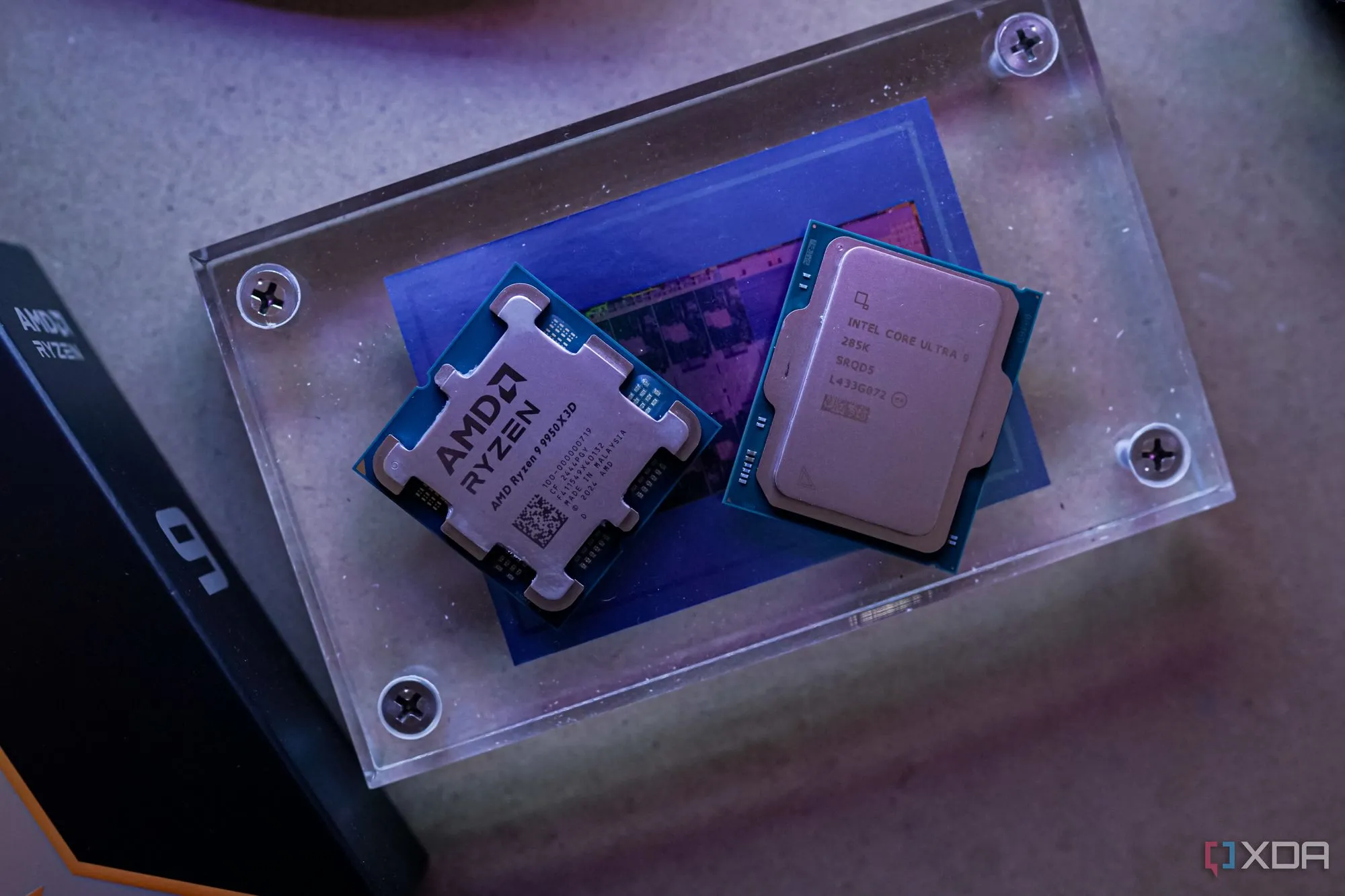 Hai vi xử lý AMD Ryzen 9 9950X3D và Intel Core Ultra 9 285K cạnh nhau, minh họa các thiết kế chip hiện đại.