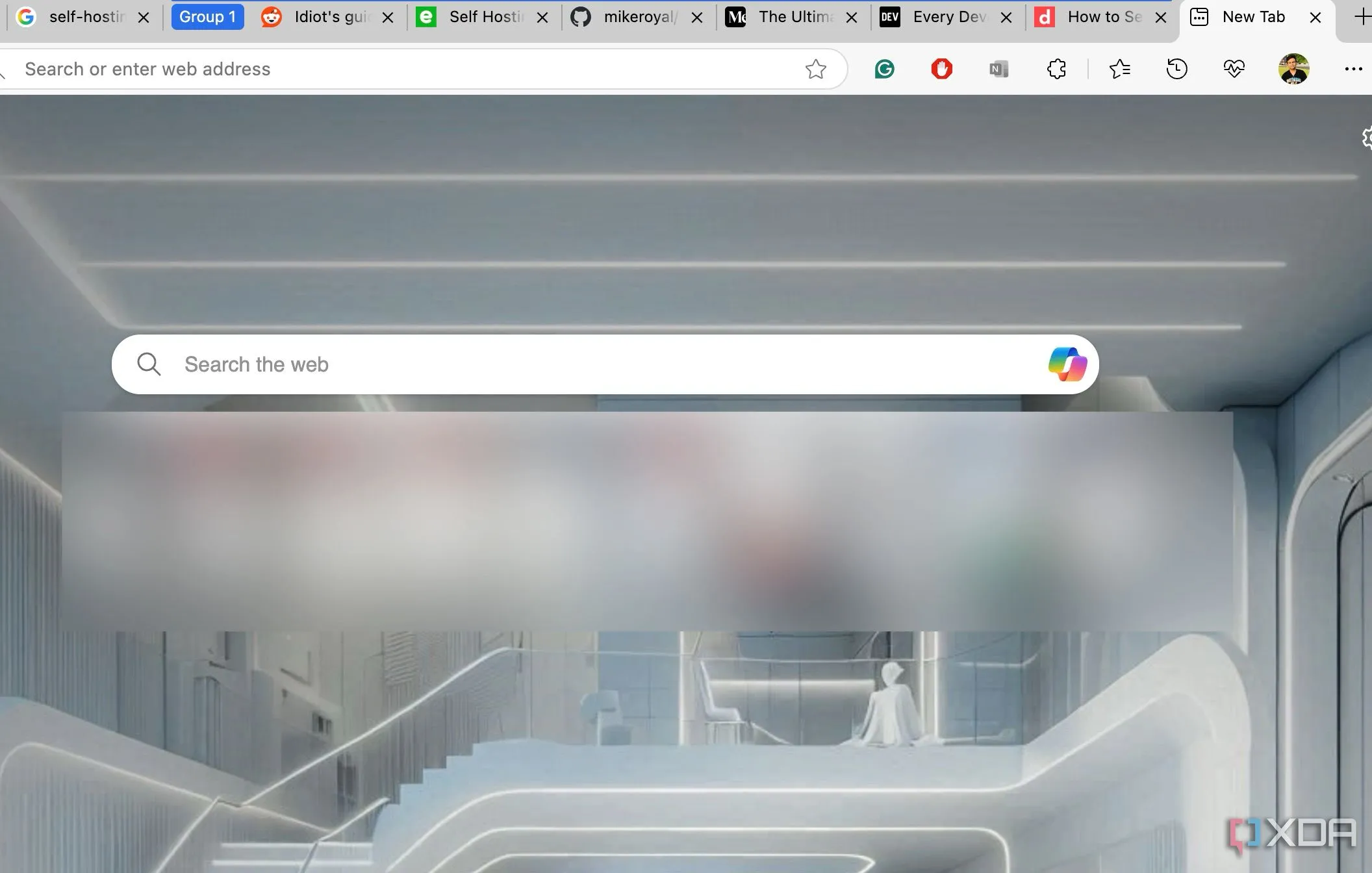 Hàng loạt tab trình duyệt Microsoft Edge mở trên máy tính, minh họa sự quá tải thông tin khi nghiên cứu