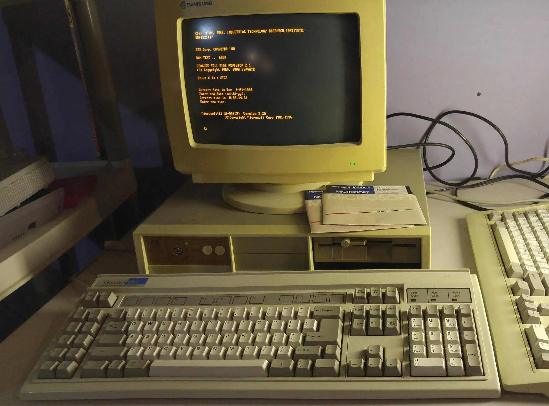Hệ điều hành MS DOS 3.2 chạy trên màn hình CRT cũ