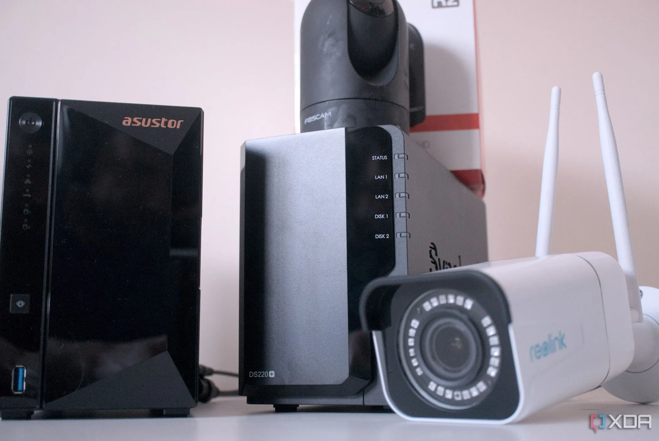 Hệ thống camera giám sát được kết nối với NAS để lưu trữ và quản lý hình ảnh an ninh, với các giải pháp thay thế Synology Surveillance Station.