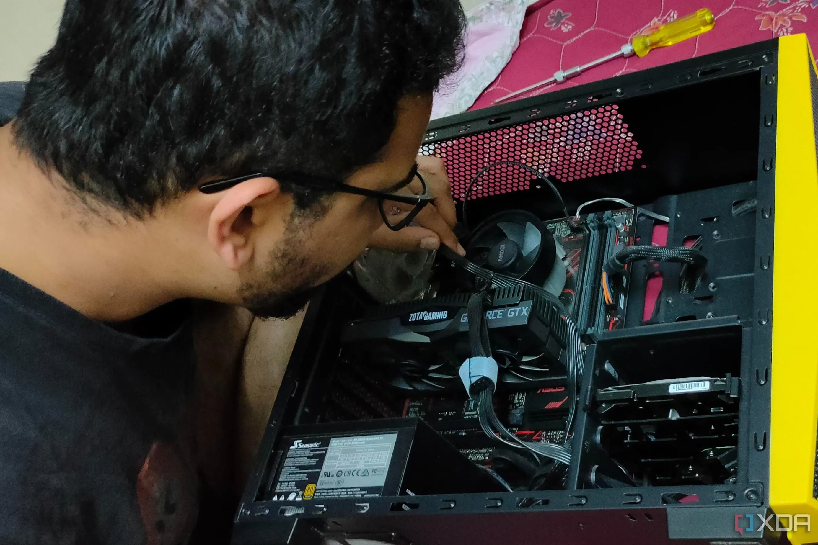 Hệ thống cáp gọn gàng bên trong một thùng máy tính chơi game được quản lý bằng kẹp và lược cáp in 3D