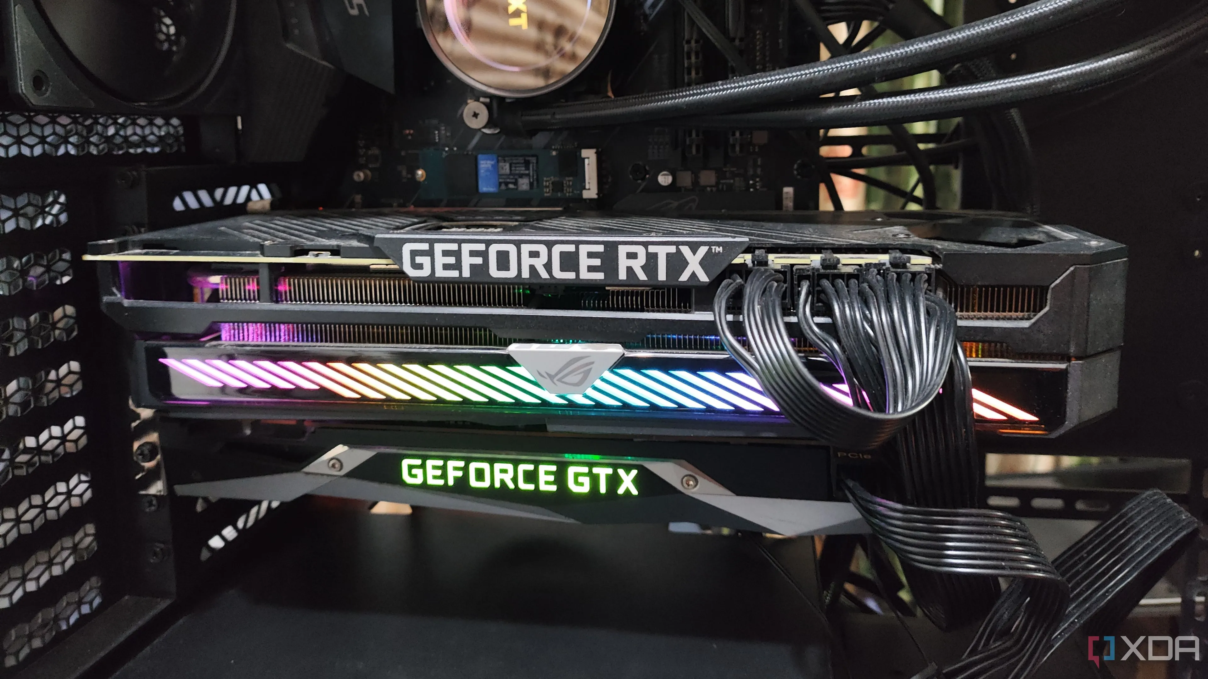 Hệ thống dual GPU với card RTX 3080 Ti và GTX 1080, minh họa khả năng passthrough card đồ họa mạnh mẽ cho VM.