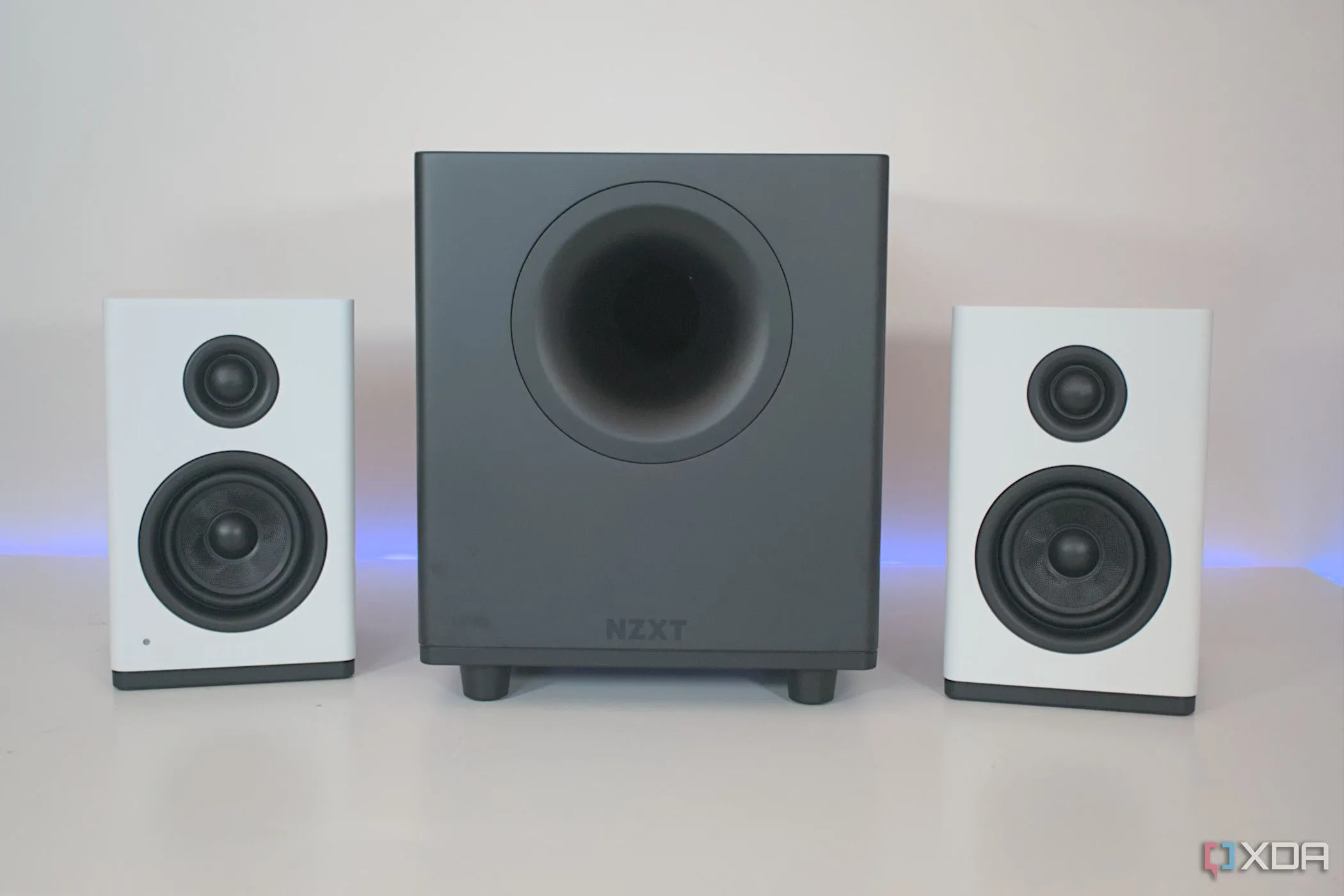 Hệ thống loa NZXT Relay bao gồm loa vệ tinh và loa siêu trầm, cung cấp trải nghiệm âm thanh sống động cho PC gaming và giải trí