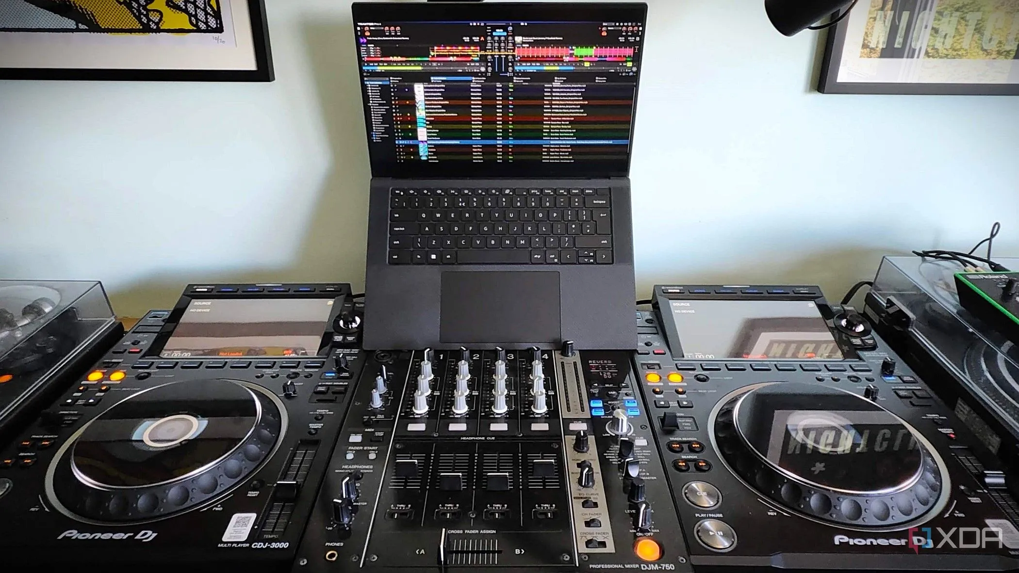 Hệ thống máy tính chạy phần mềm Traktor trong thiết lập DJ chuyên nghiệp
