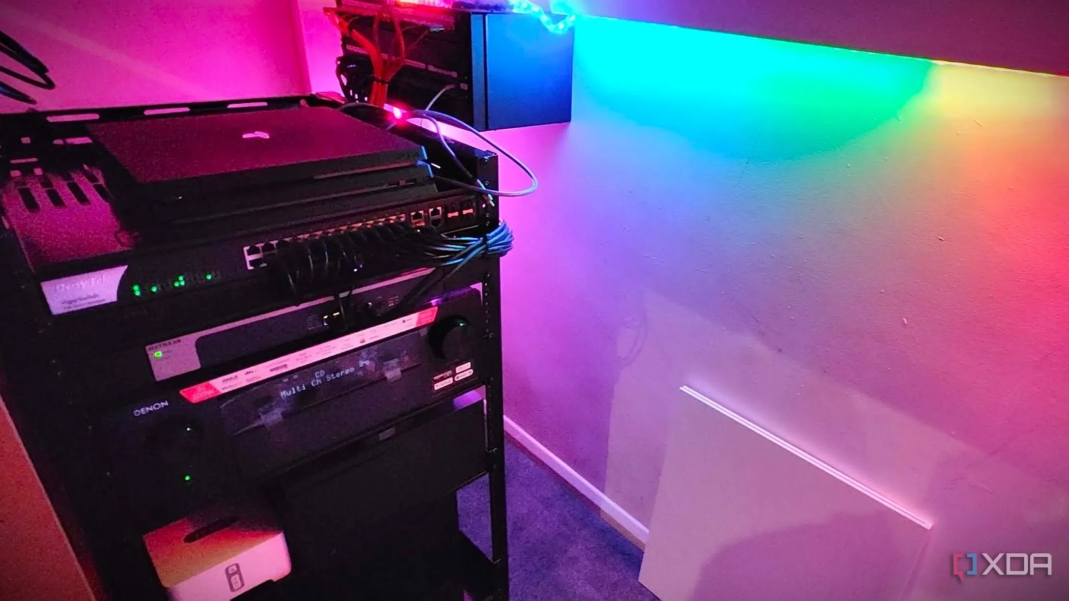 Hệ thống NAS và thiết bị mạng trong tủ rack với kết nối 10GbE tốc độ cao.
