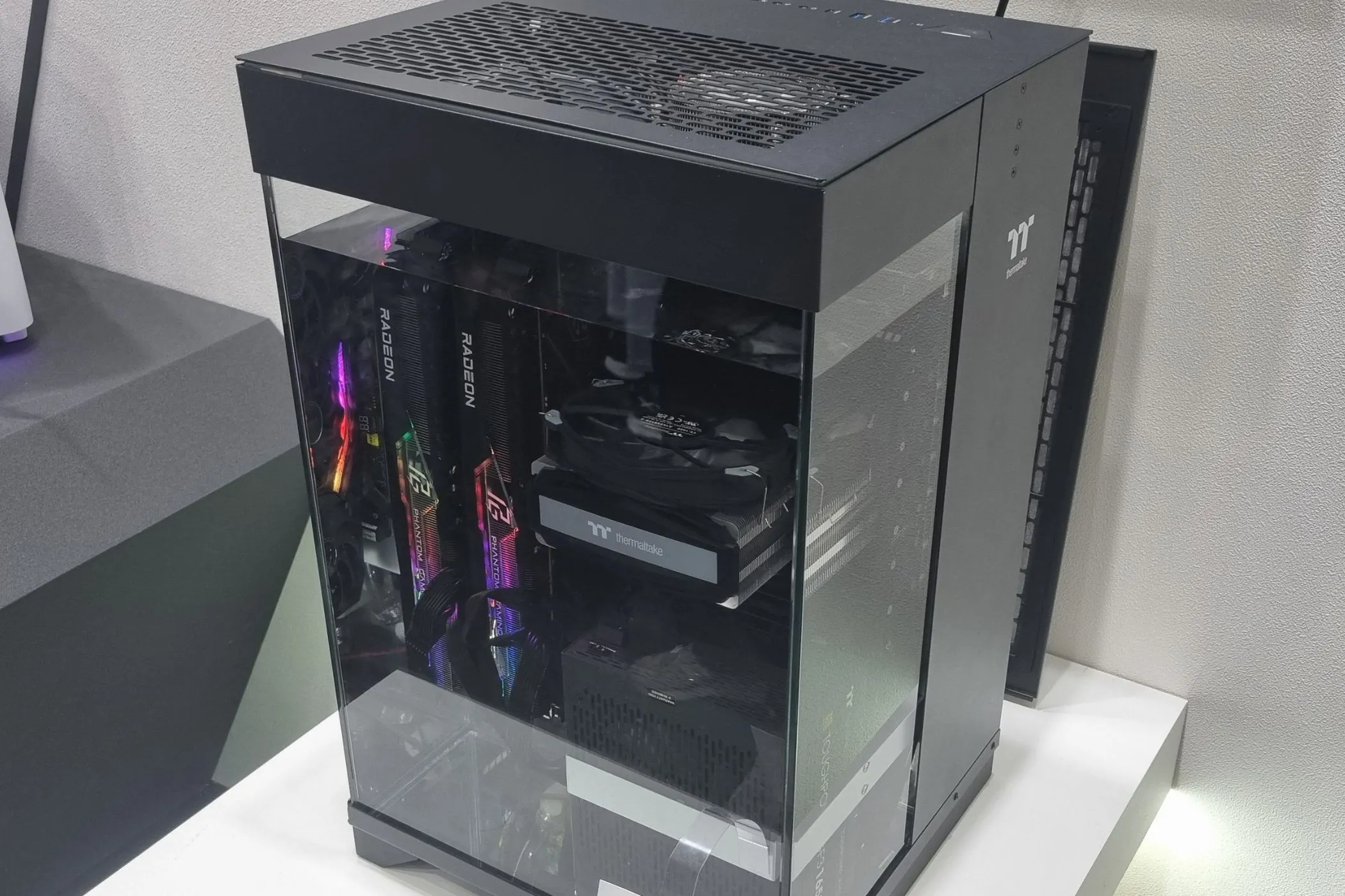 Hệ thống PC ngâm dầu làm mát của Intel và ASRock