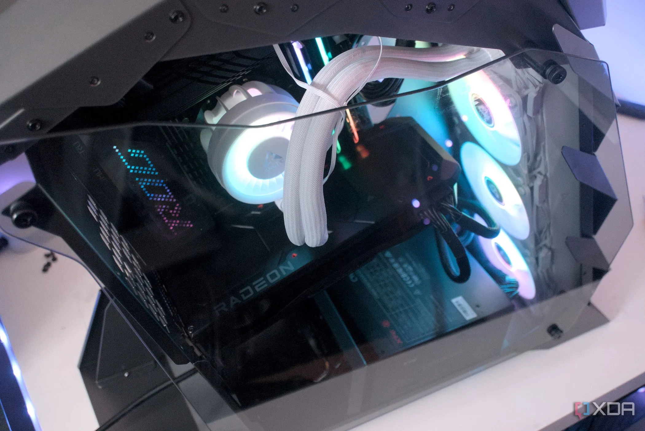 Hệ thống PC sử dụng tản nhiệt khí Vetroo K1 Pangolin bên trong vỏ case kính