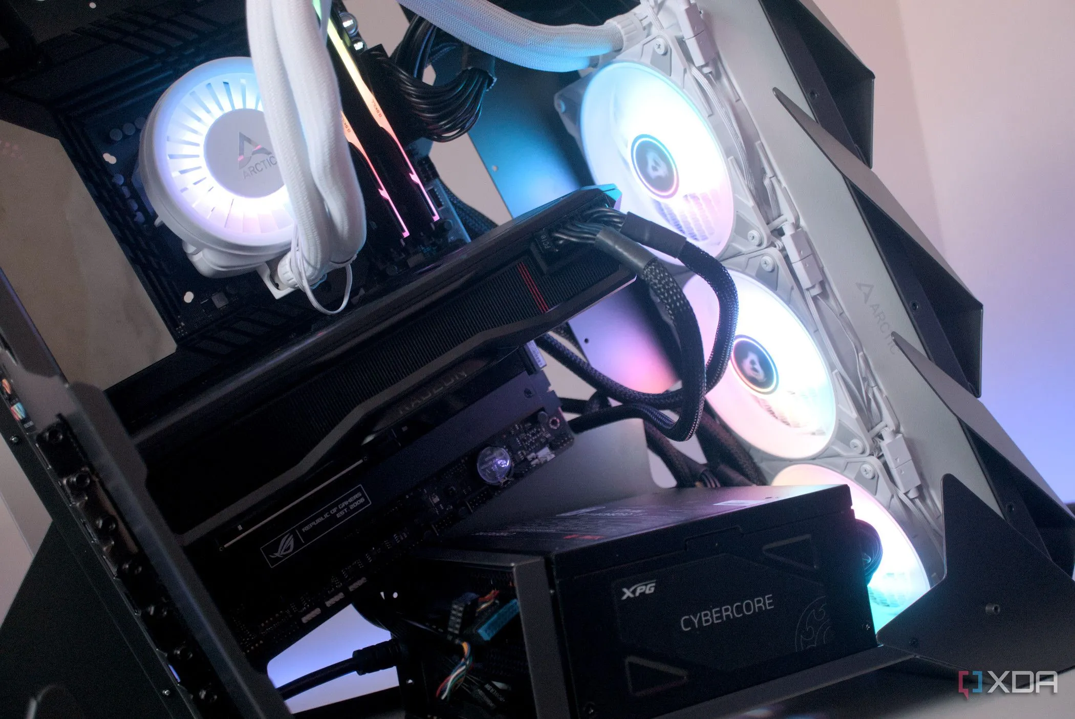 Hệ thống PC với vỏ case Vetroo K1 Pangolin đang hoạt động